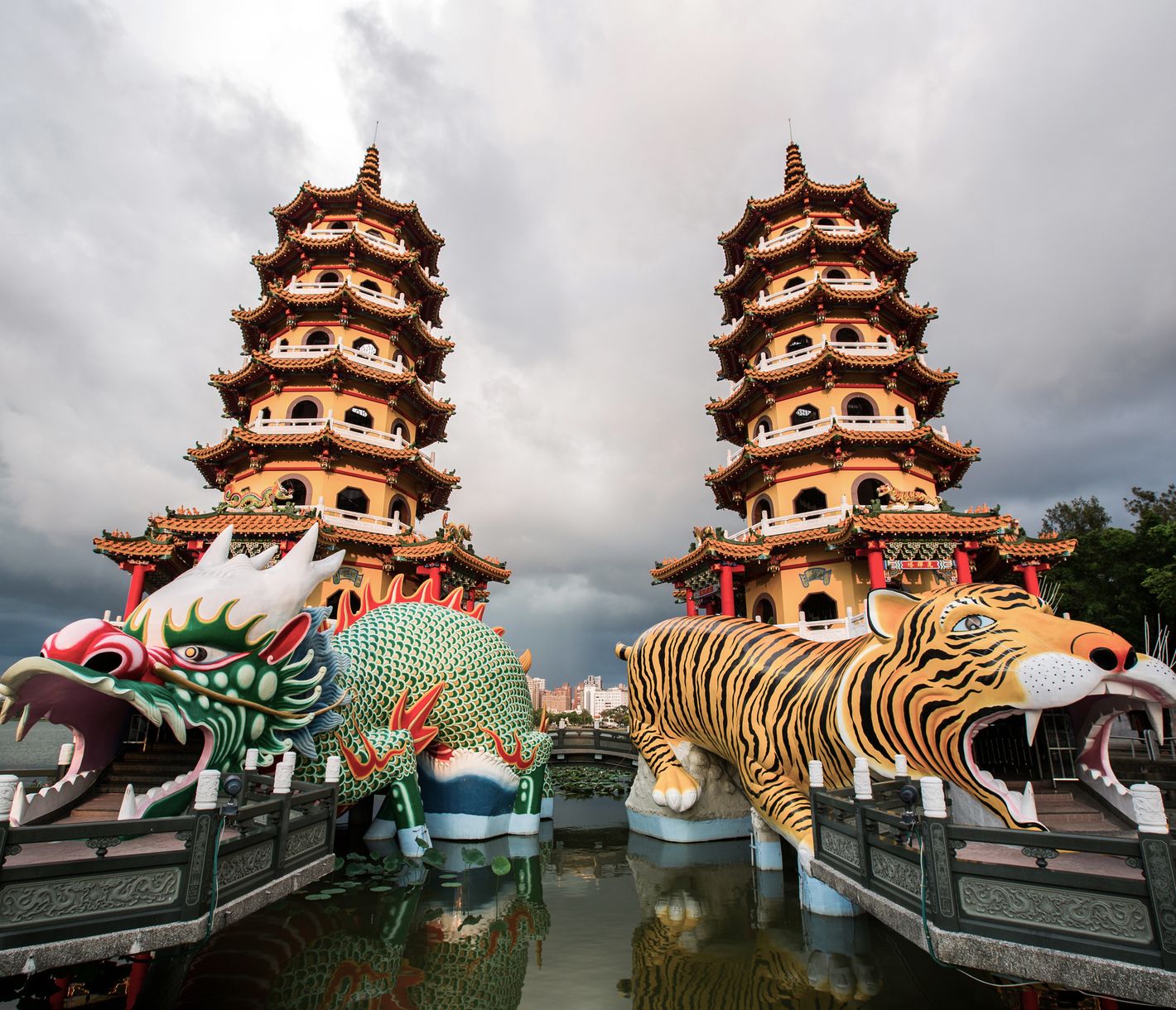 Die Drachen- und Tiger-Pagoden am künstlich errichteten Lotus-See von Kaohsiung