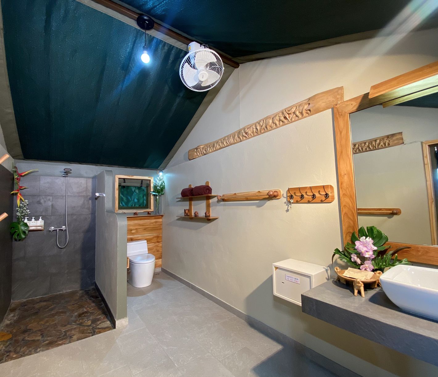 Dusche und Toilette sind im Zelt integriert.