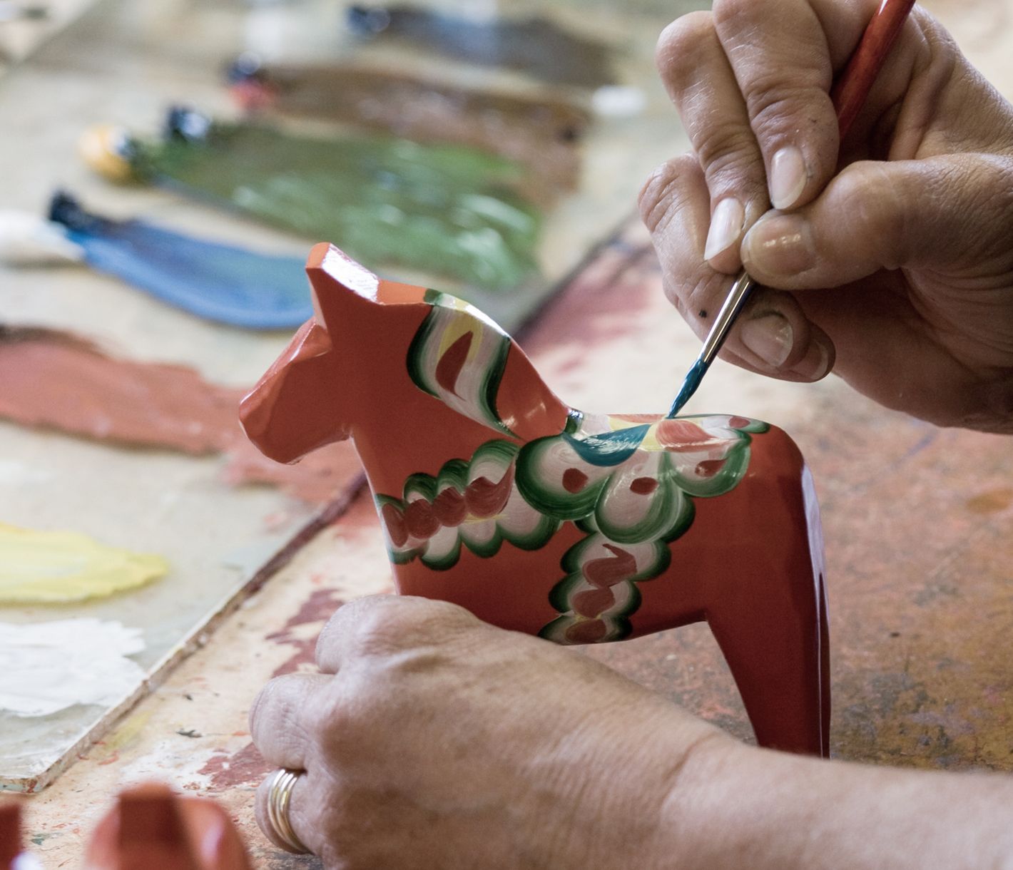 Wer kennt sie nicht, die berühmten roten Holzpferde?