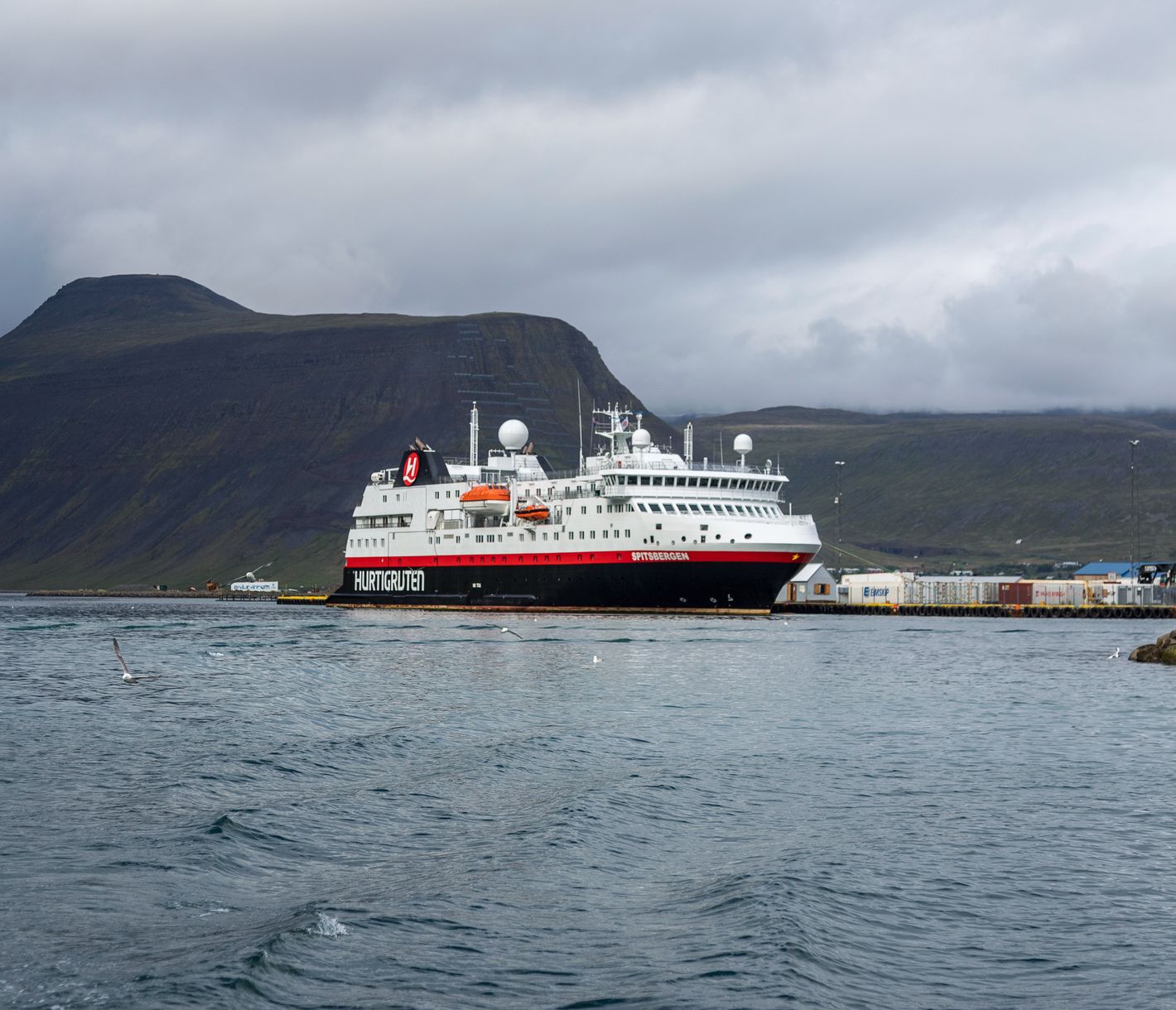 Schiff im Hafen von Isafjörour