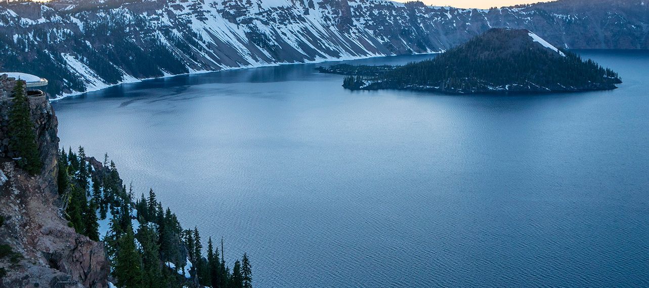 Der tiefblaue Crater Lake im Crater Lake Nationalpark