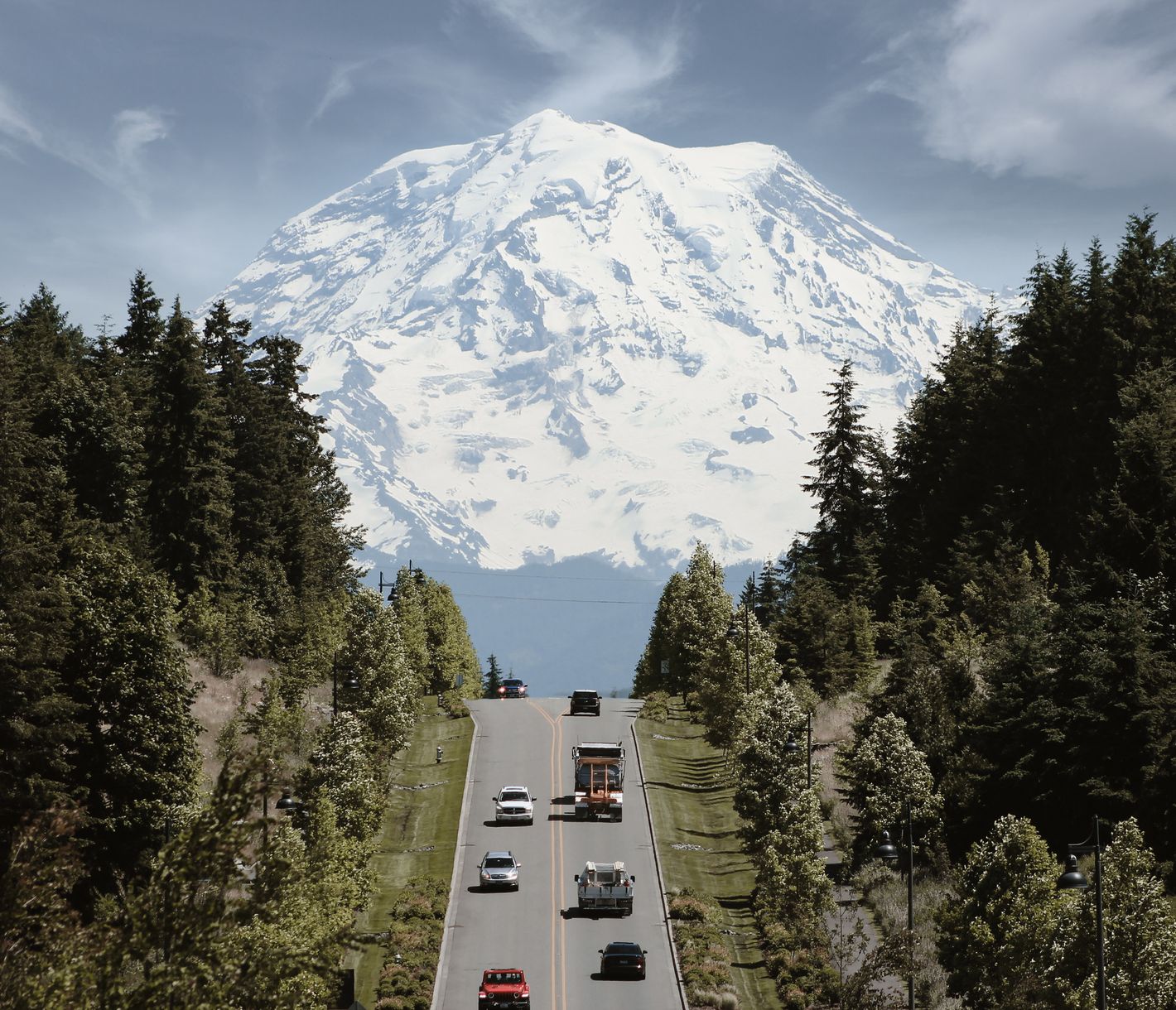 Strasse führt zum vergletscherten Gipfel des Mount Rainier