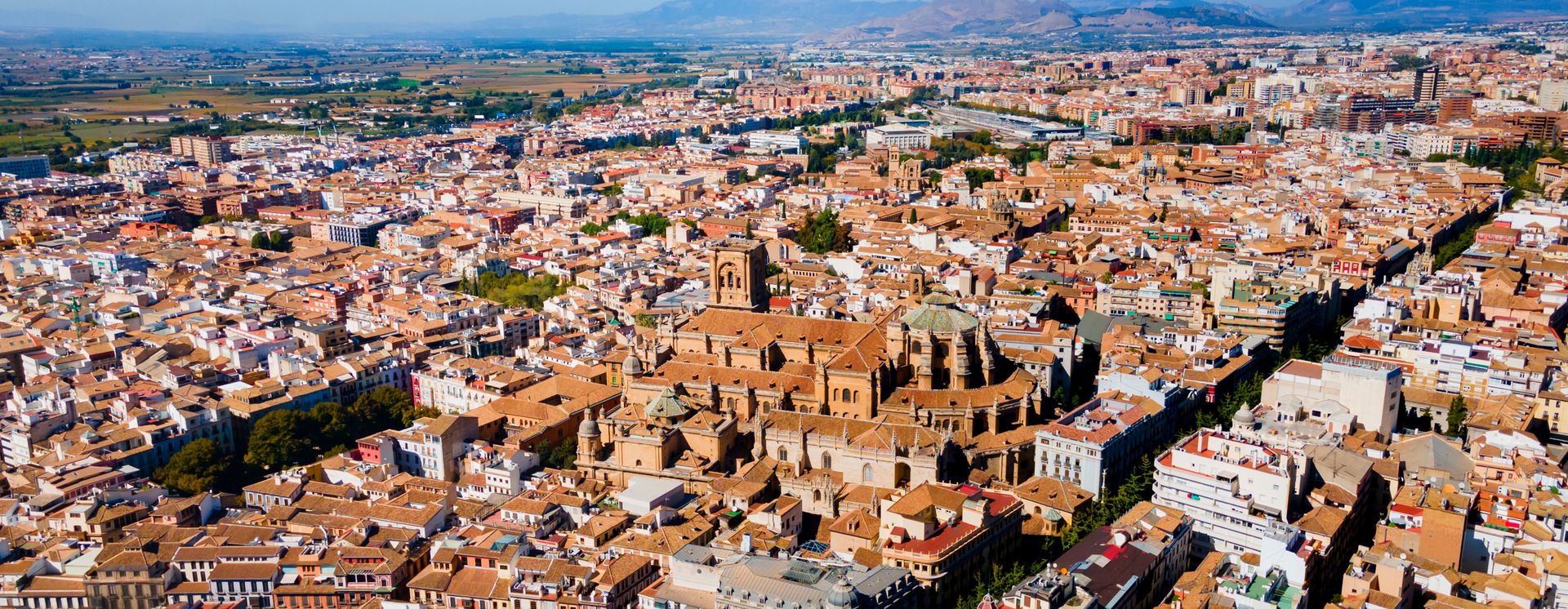 Die Altstadt von Granada beeindruckt mit maurischer Architektur, engen Gassen und historischen Plätzen, die die Kultur Andalusiens widerspiegeln.