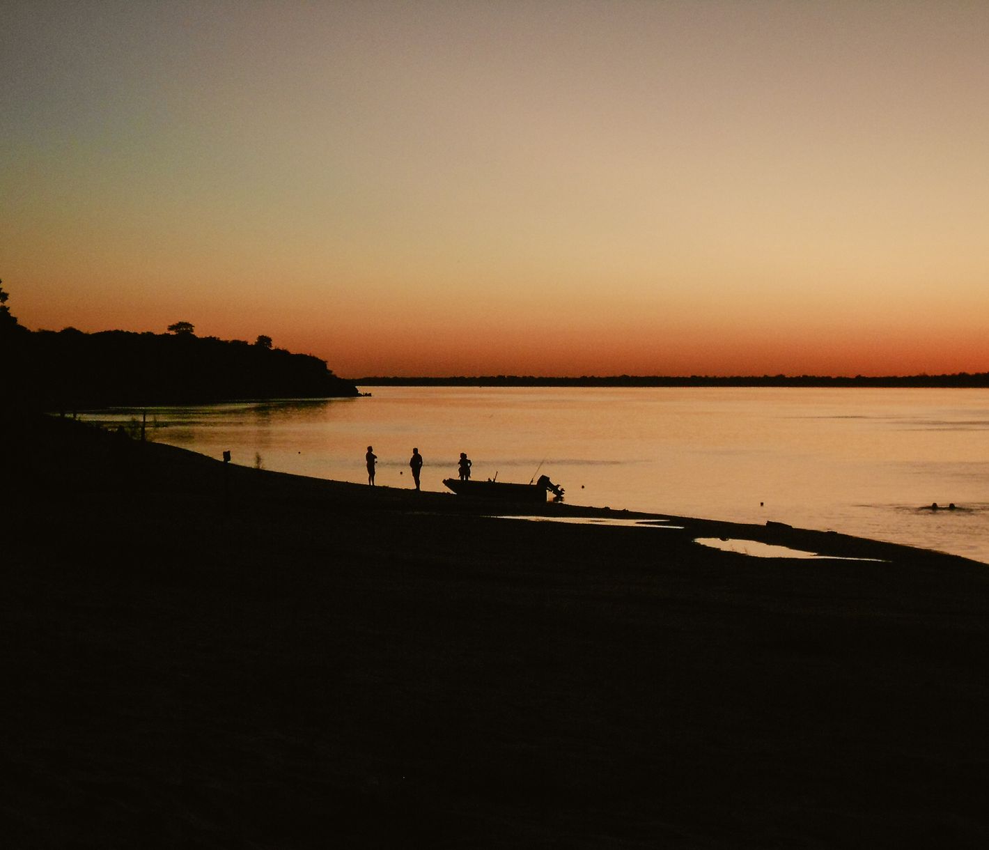 Sonnenuntergang am Grenzfluss mit Paraguay