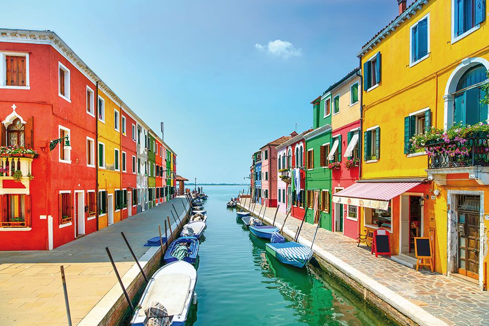 Vue d'un canal à Burano avec ses maisons colorées.