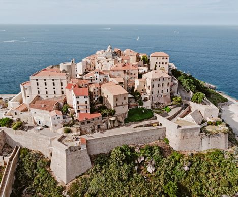 Capitale de la Balagne, Calvi est aujourd’hui l'une des destinations touristiques favorites de Corse.