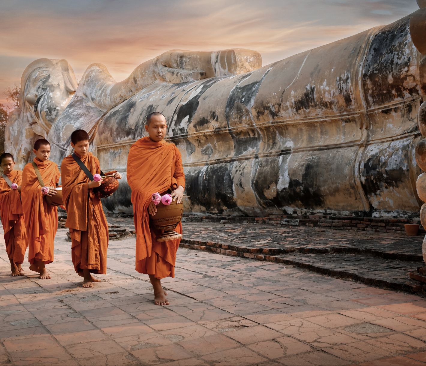 Mönche und Novizen bei einer Zeremonie beim Tempel Wat Lokaya Sutharam