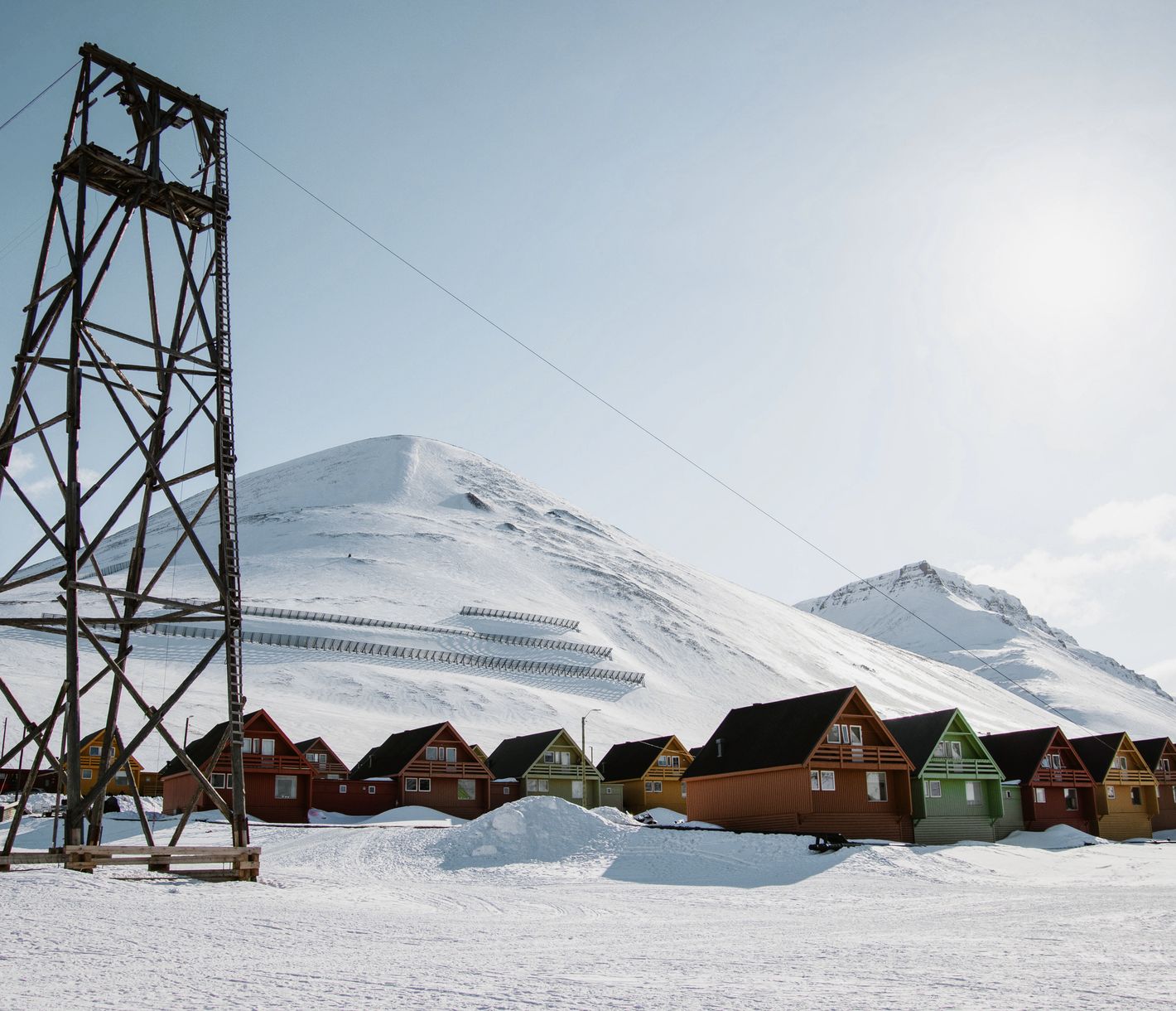 Bunte Häuser in der weissen Winterlandschaft