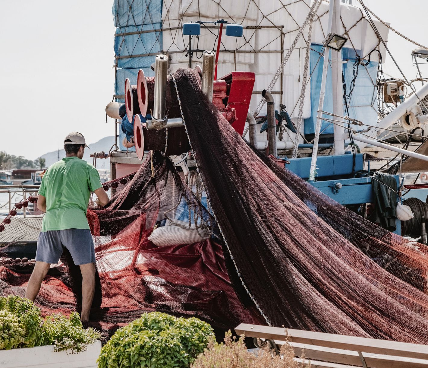 Fischer bei der Arbeit im Hafen von Perdika