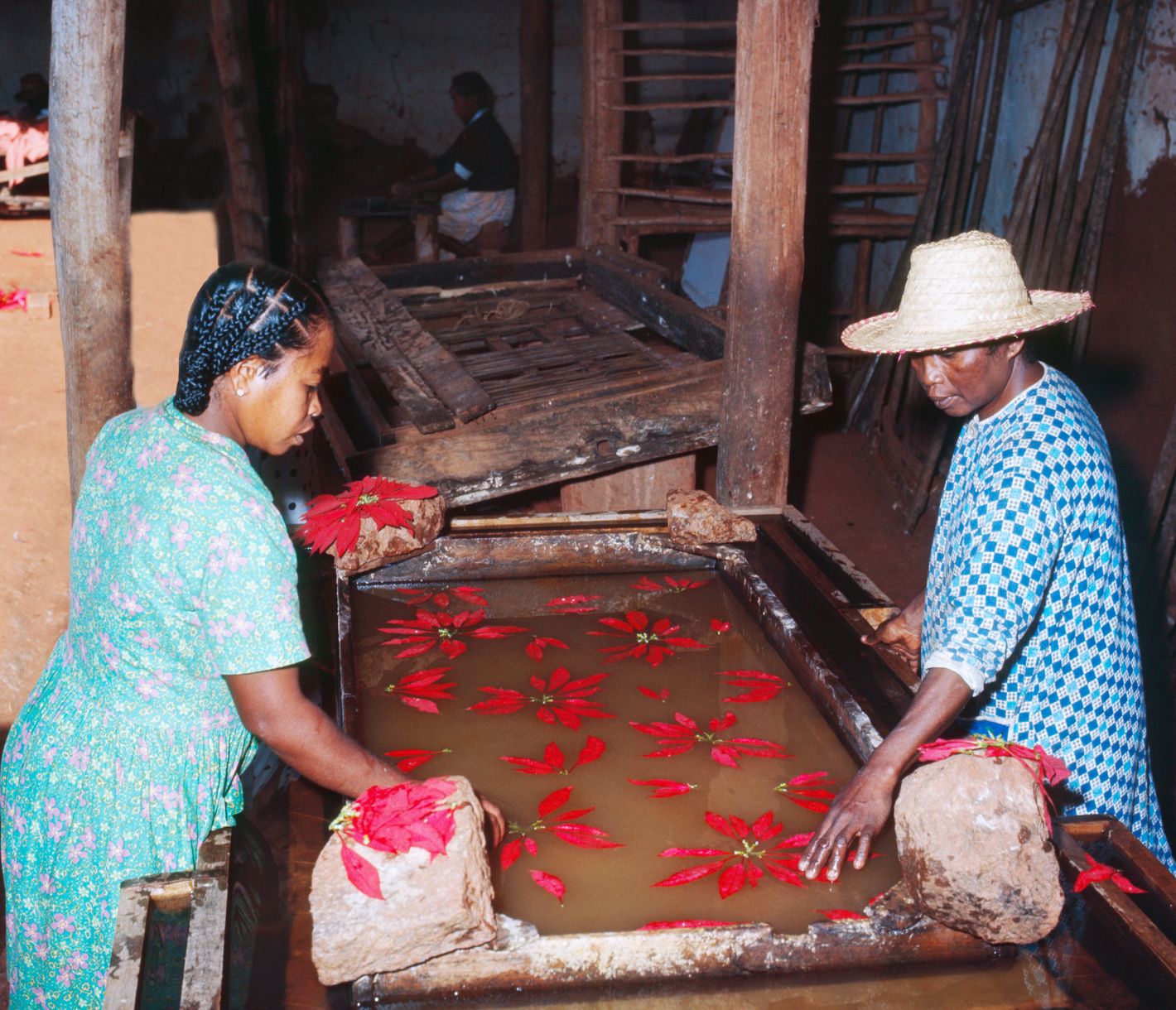 Zwei Frauen bei der traditionellen Herstellung vom Antemoro-Papier