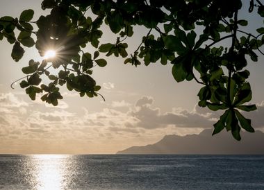 Blick von Mahé auf die vorgelagerte Insel Silhouette