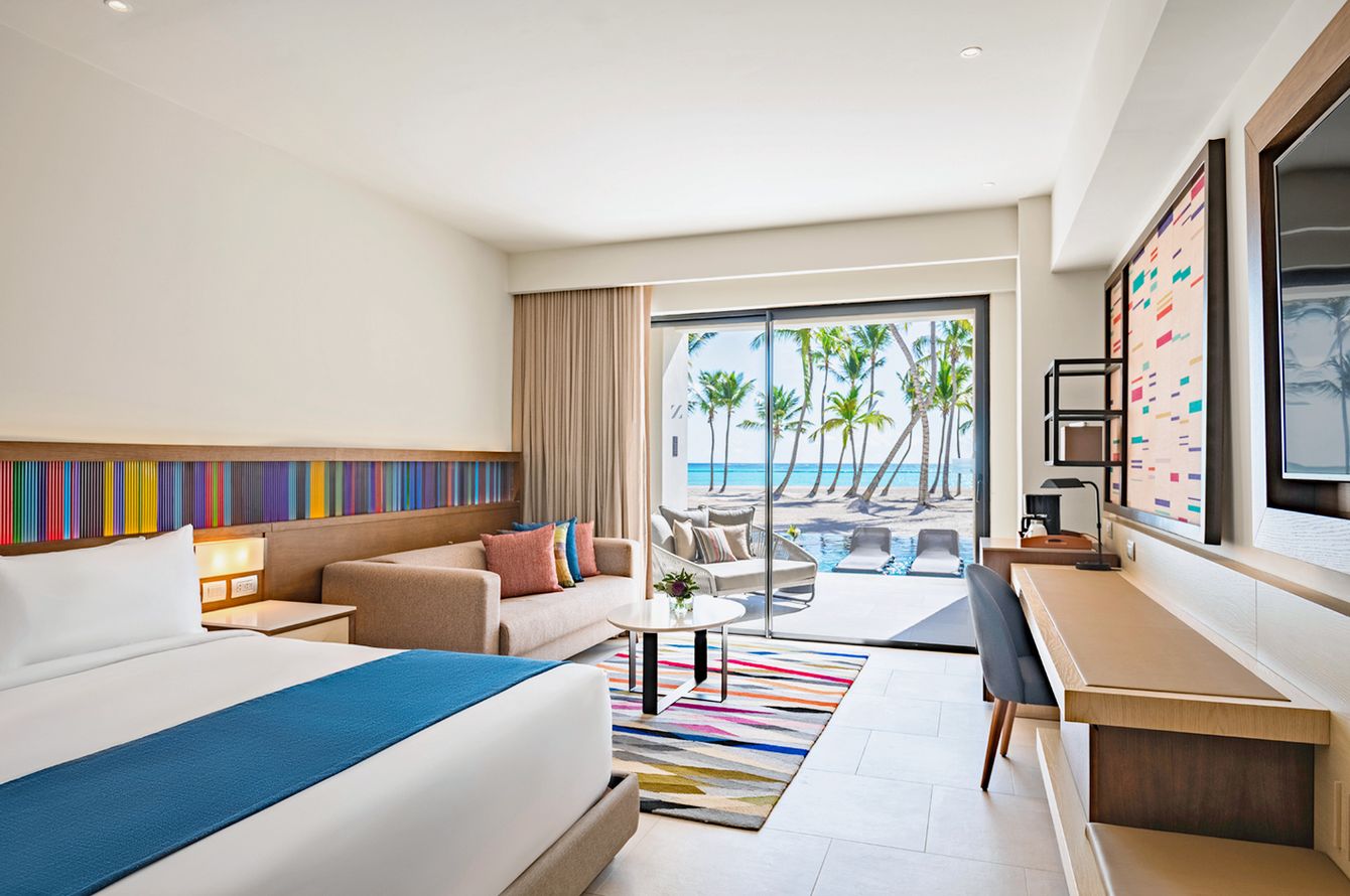 Ocean Front Junior Suite Swim Up