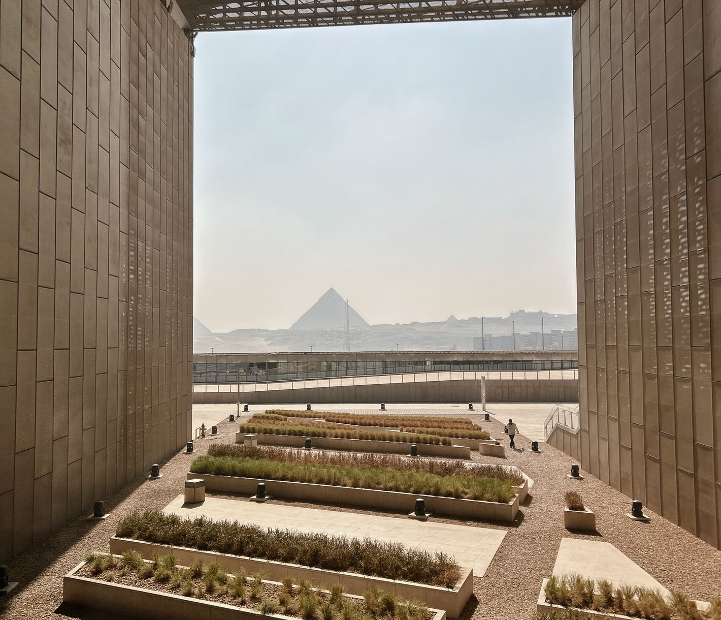 Architektur, die Geschichte rahmt: Das Grosse Ägyptische Museum