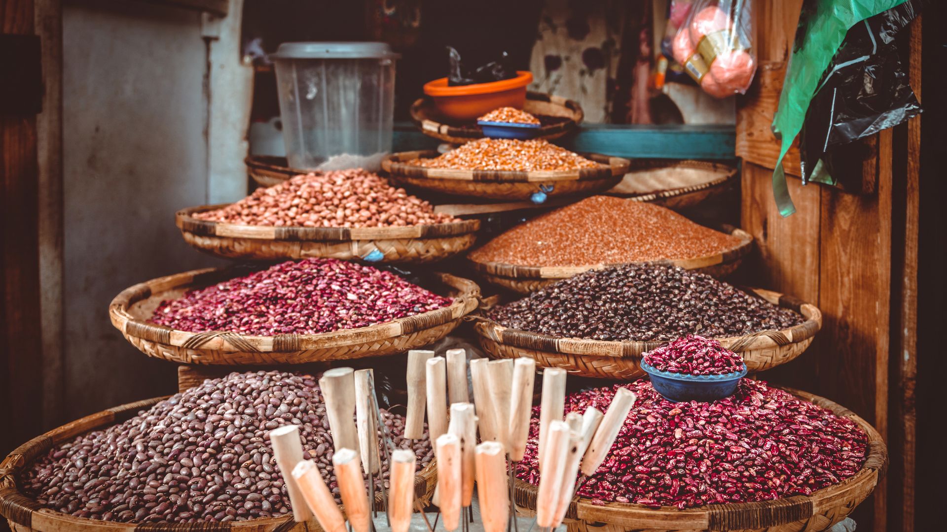Die Kleinstadt Zomba, die sich unterhalb des gleichnamigen Plateaus an den Boden schmiegt.