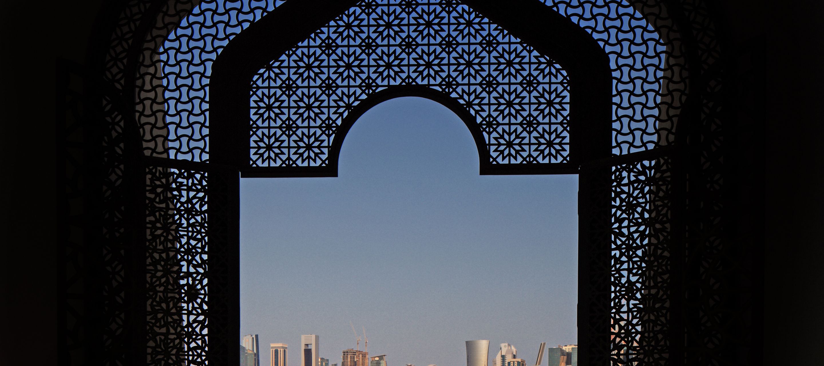 Aussicht auf die beeindruckende Skyline von West Bay aus der Grand Mosque