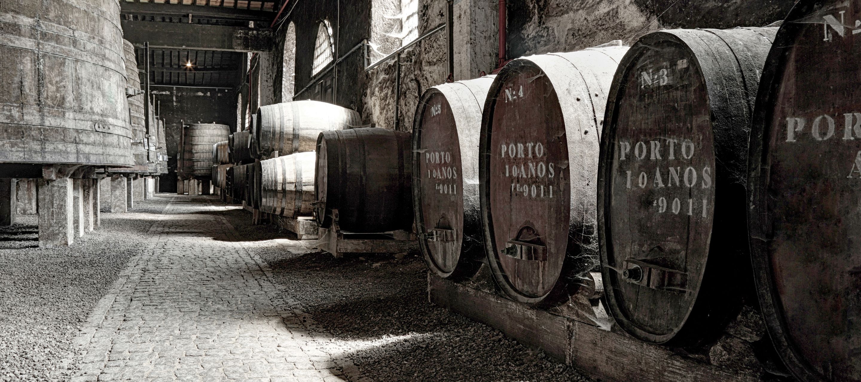 Der Vinho do Porto, oder kurz Port genannt, stammt aus der Region Alto Douro, wird aber traditionellerweise in Porto gereift und verschifft.