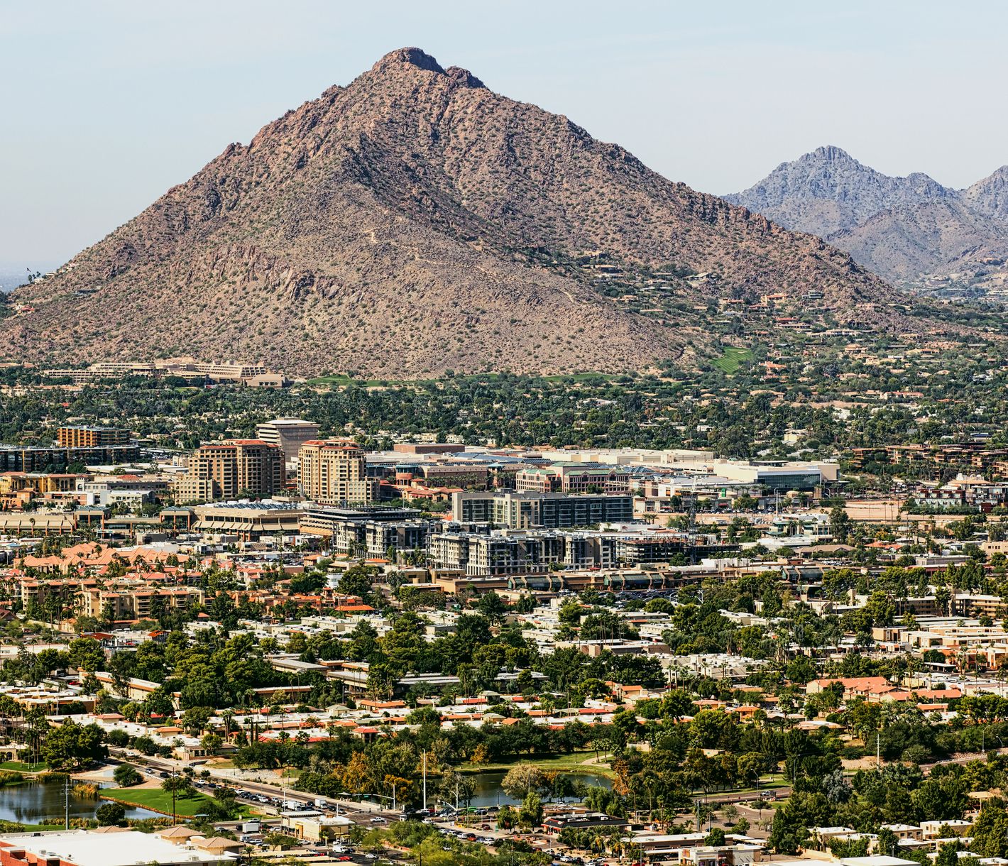 Der Gipfel des Camelback Mountain kann über den kurzen, aber steilen Echo Canyon Trail erreicht werden.