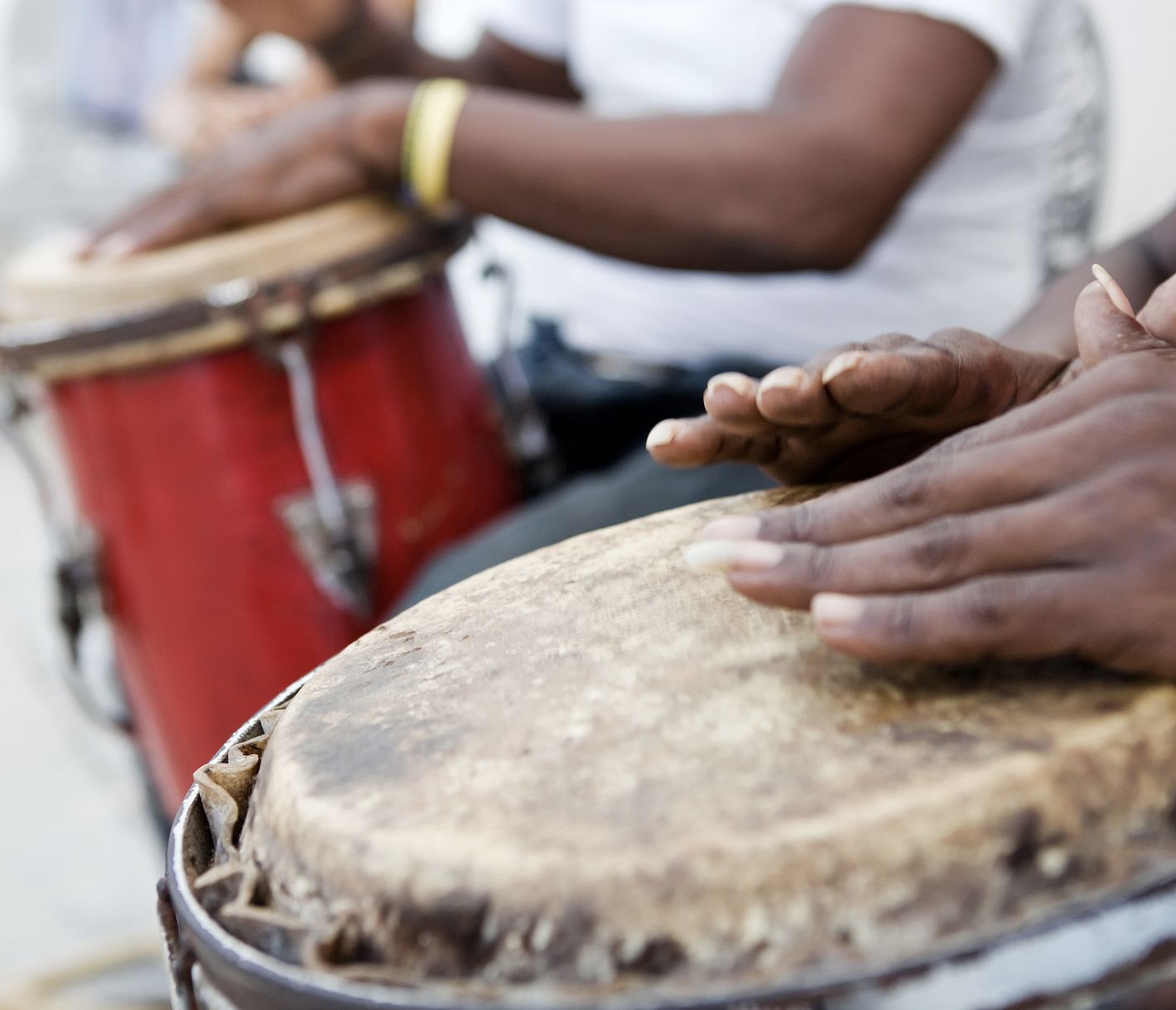Entendez-vous les tambours ? Ressentez-vous le rythme ?
