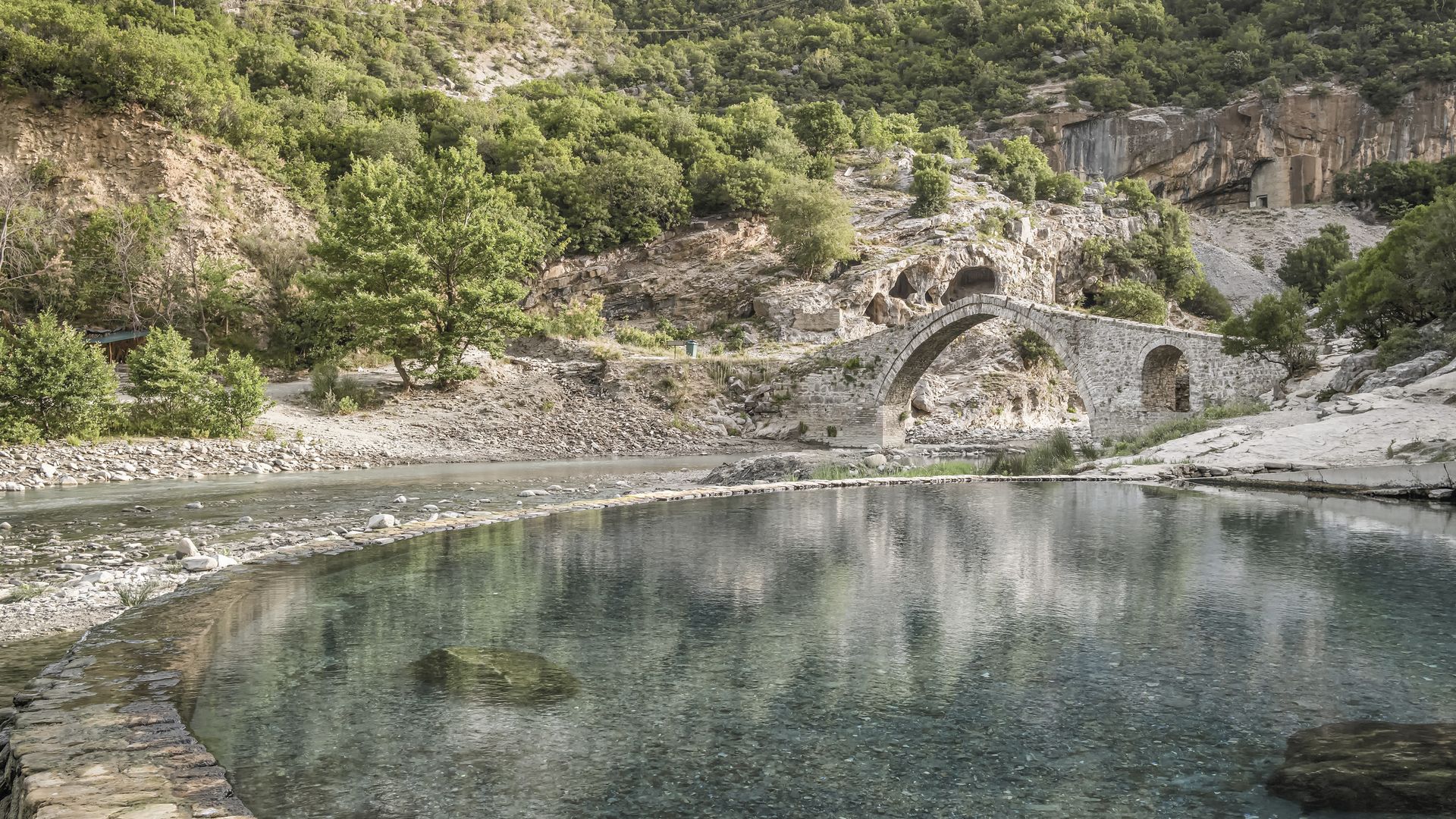 Bains thermaux de Benja et pont de pierre ottoman