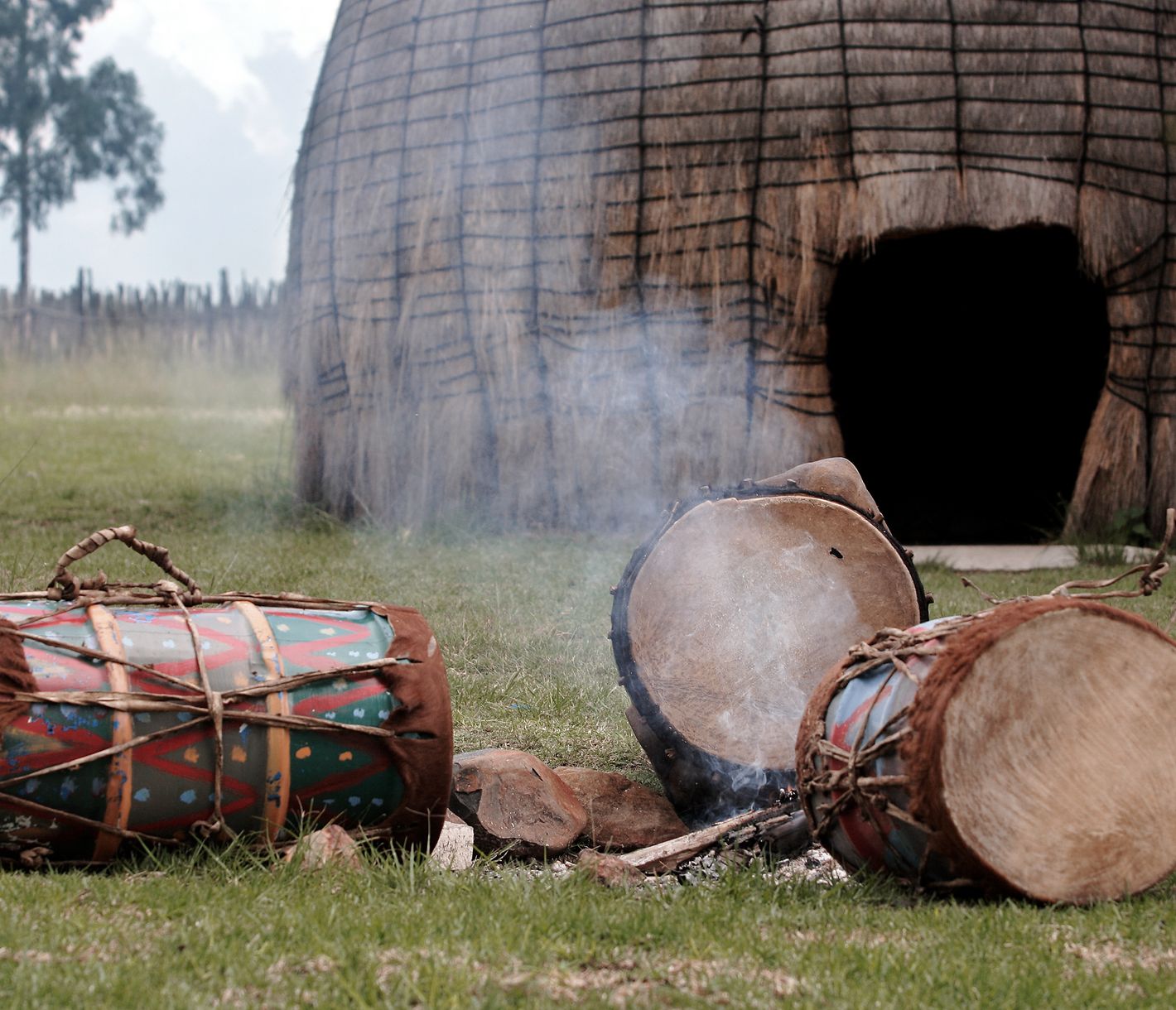Typische Zulu-Behausung mit Trommeln