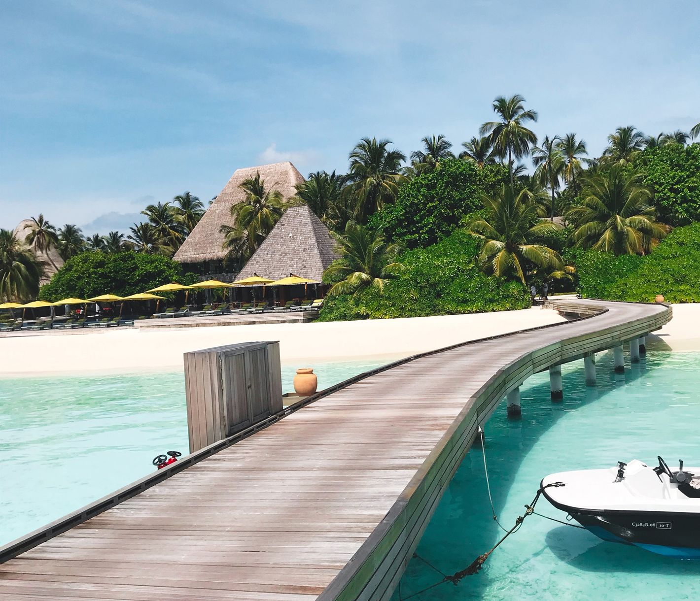 Anantara Kihavah Maldives Villas: Steg zur Villa über der Lagune im Baa Atoll