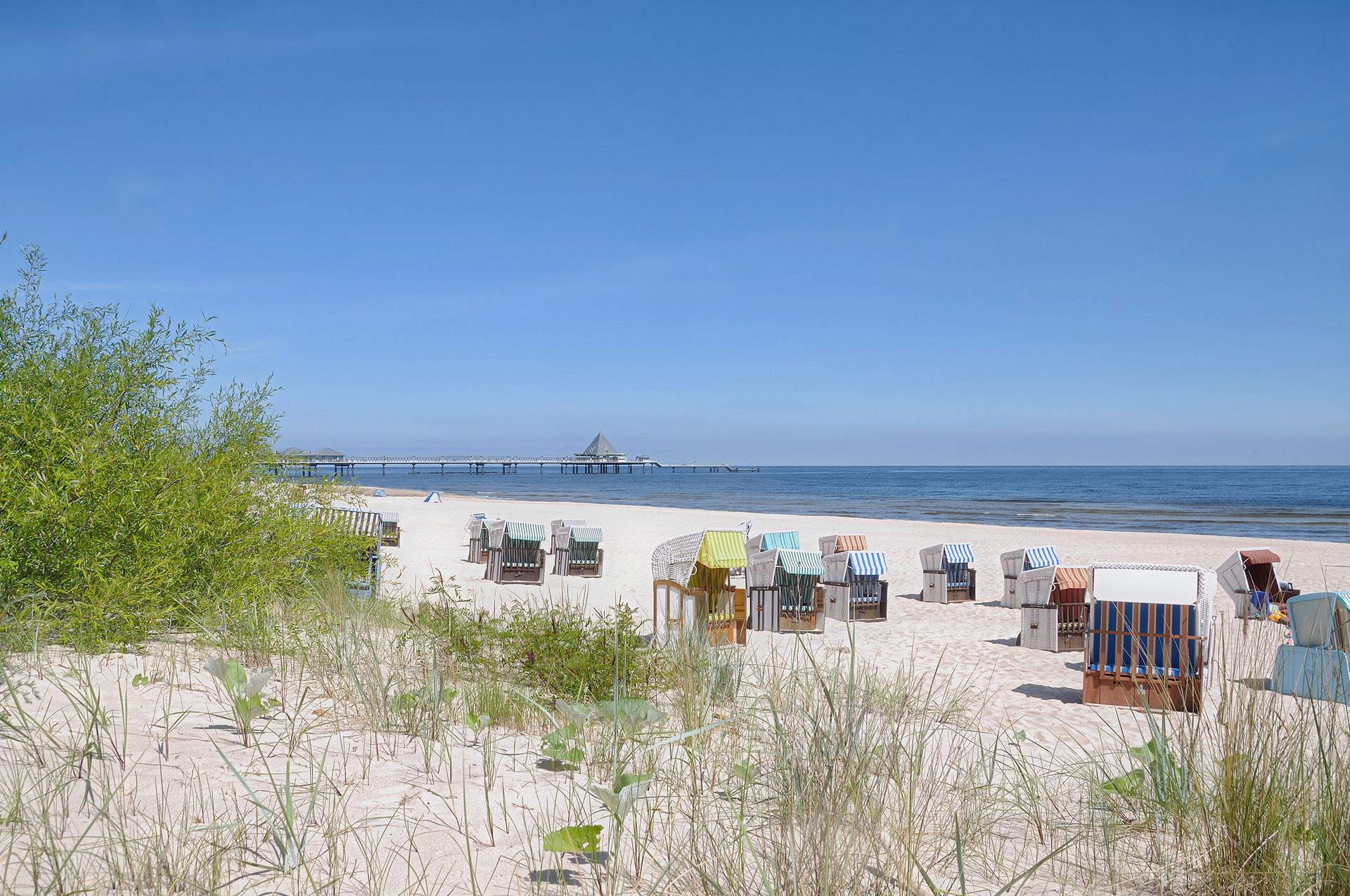 Strandkörbe auf dem Sandstrand