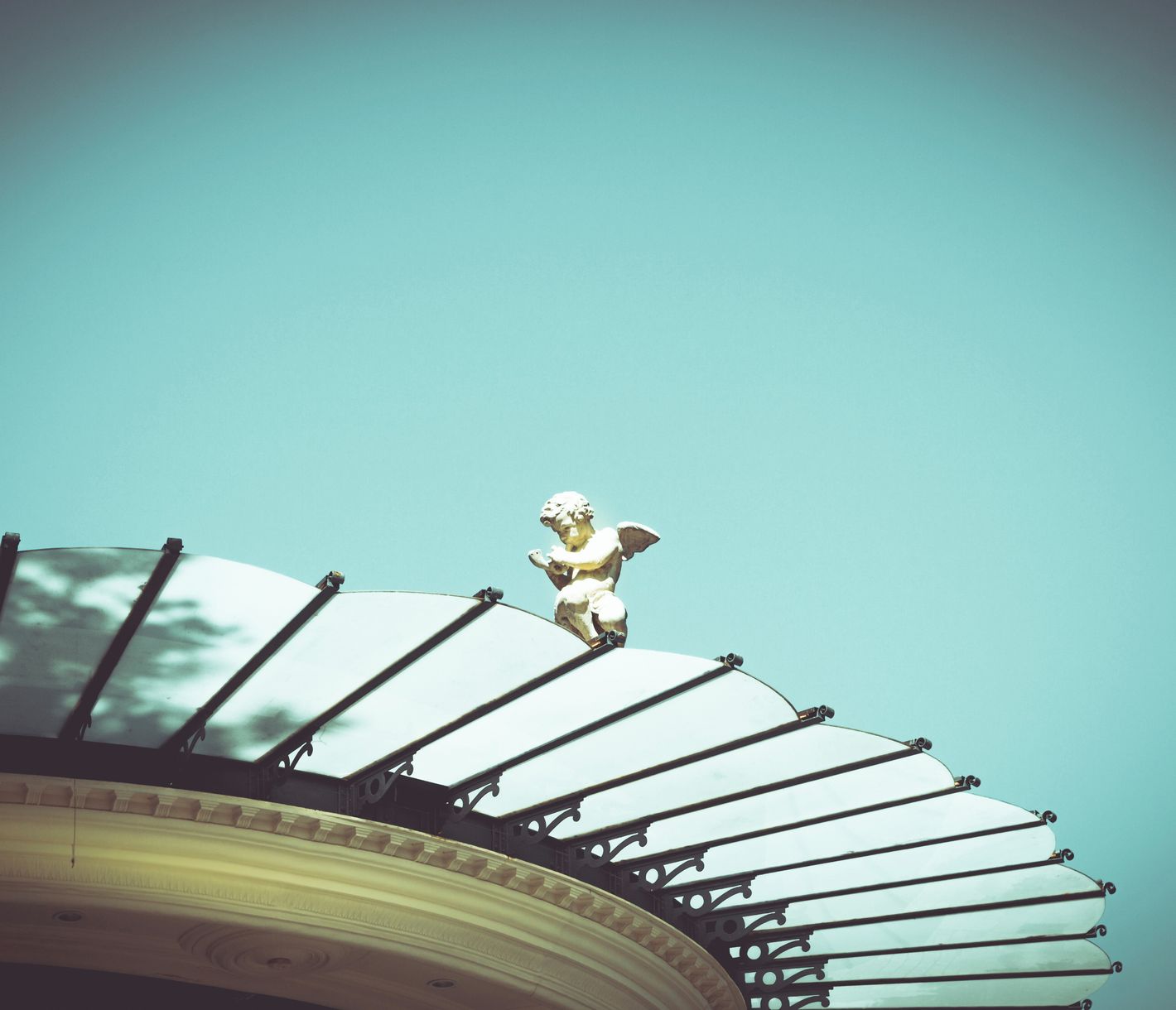Une pause bien méritée sous un coquillage géant au centre de Bilbao
