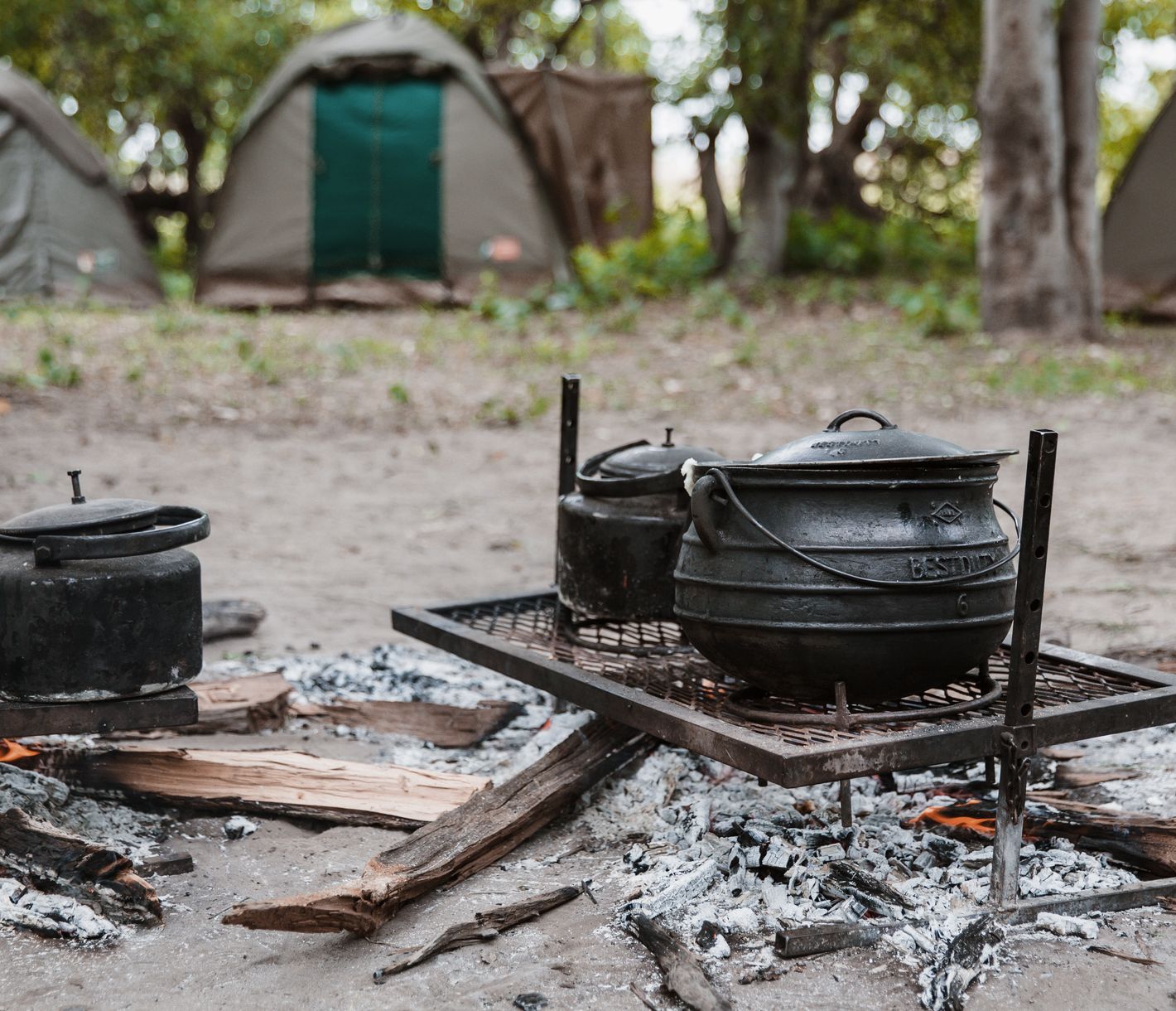 Kochen auf dem Feuer auf einer Mobile-Camping-Safari