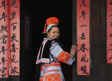 Die sympathische Dame ist eine Gejia, eine ethnische Untergruppe des Miao-Volkes.