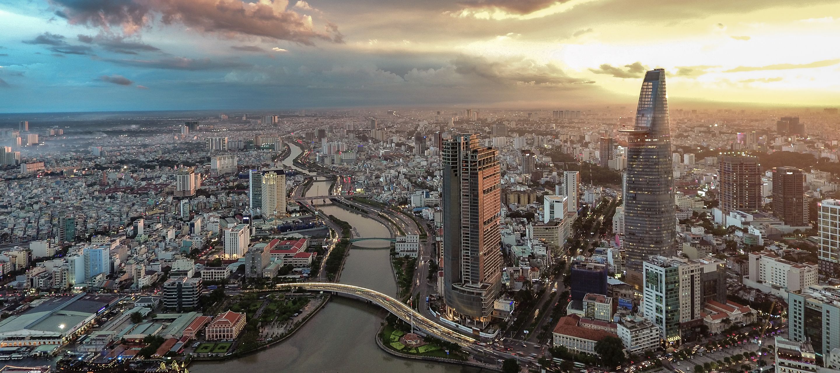 Blick auf den Saigon-Fluss und die Stadt Ho Chi Minh City bei Sonnenuntergang