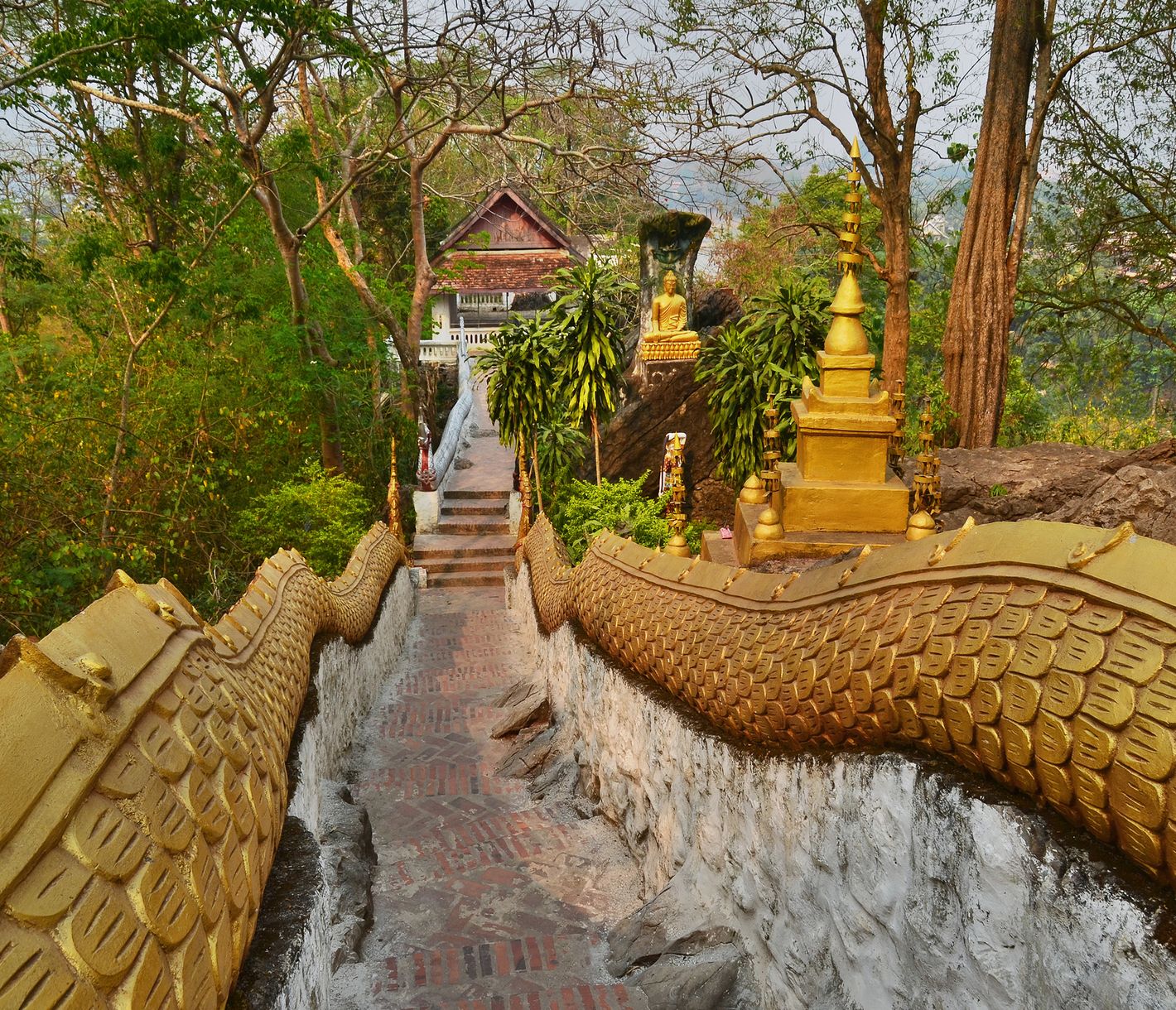 Weg zum Phousi-Berg, von wo aus die Sicht über Luang Prabang und weit in die Umgebung reicht.