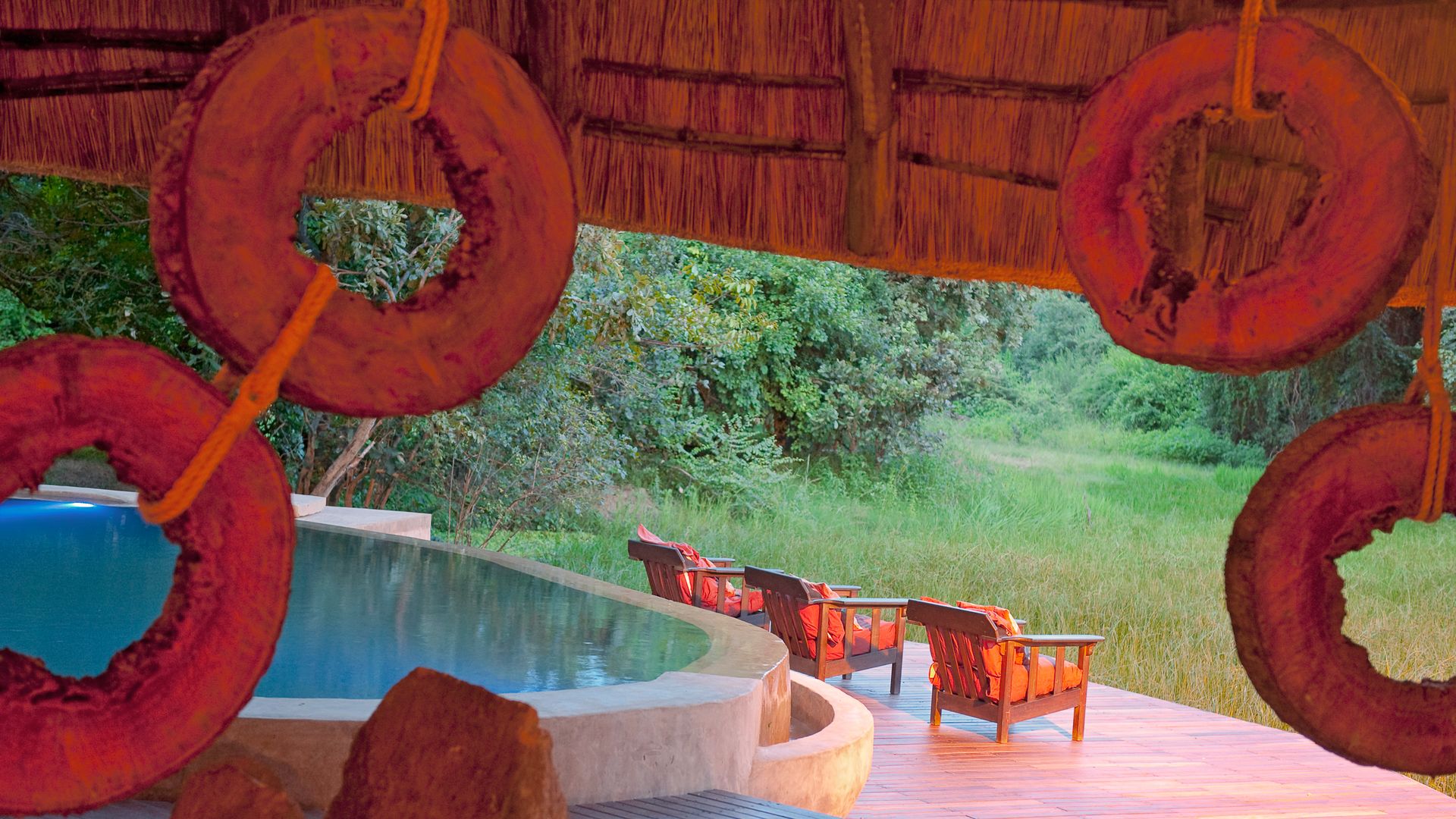 Pool mitten im Busch