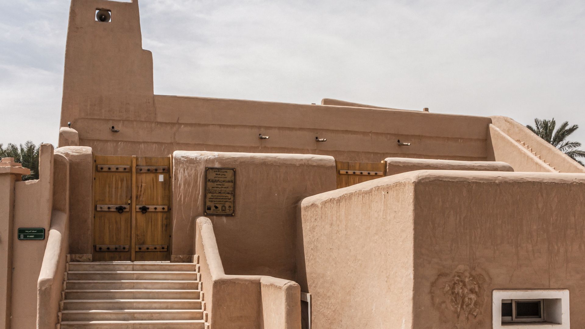 Brauntöne der Lehmfassade der restaurierten Heritage Mosque in Diriyya