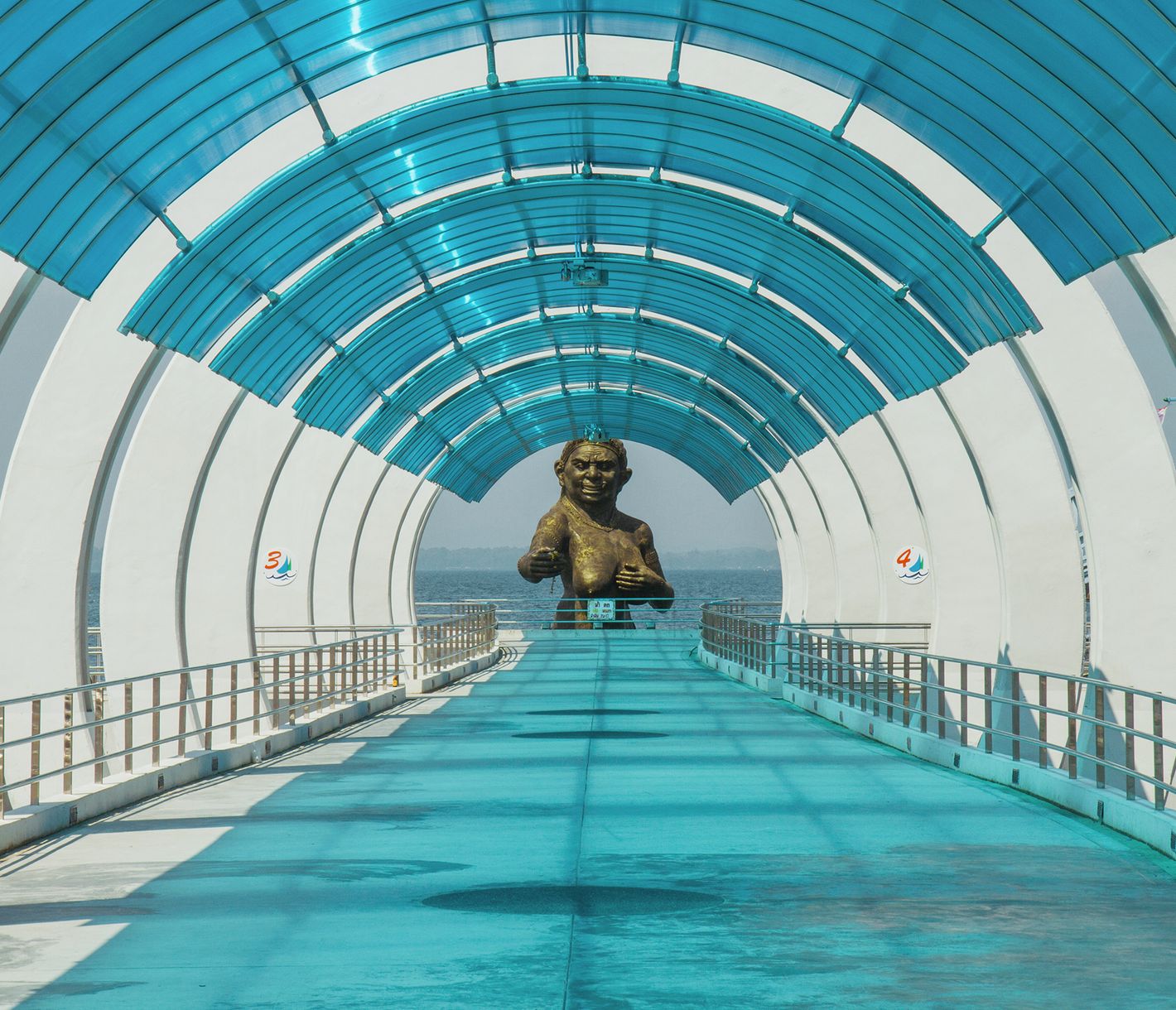 Empfang durch die Pisue-Samutr-Skulptur am Pier auf Koh Samed
