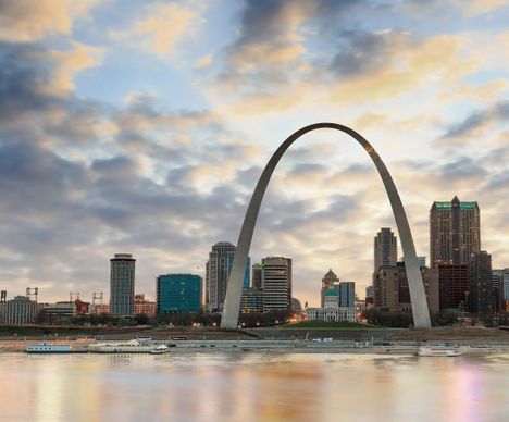Der Gateway Arch ist ein ikonisches Wahrzeichen in St. Louis, am Ufer des Mississippi.