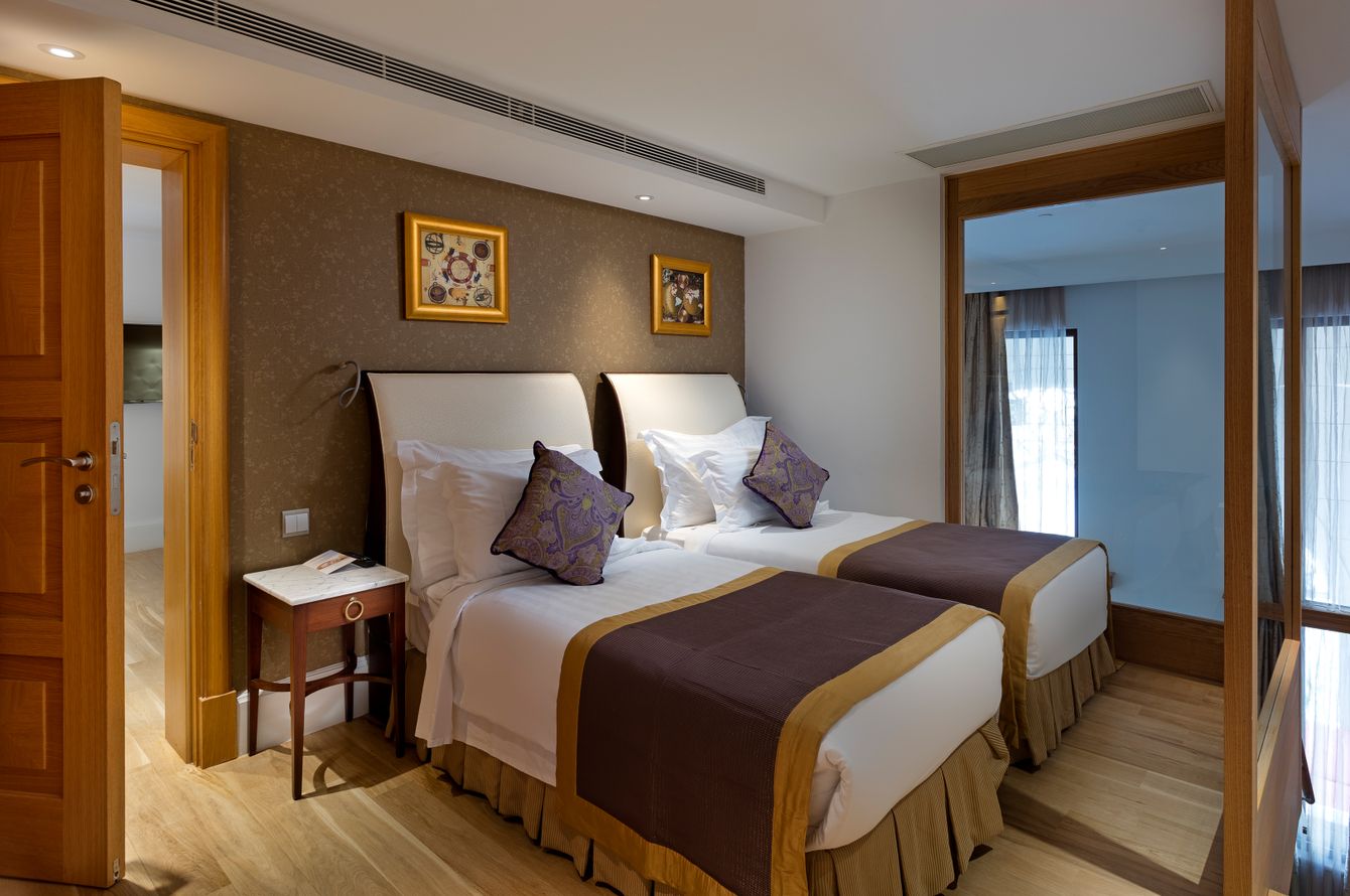 Premium Pool Duplex Suite Swim-Up