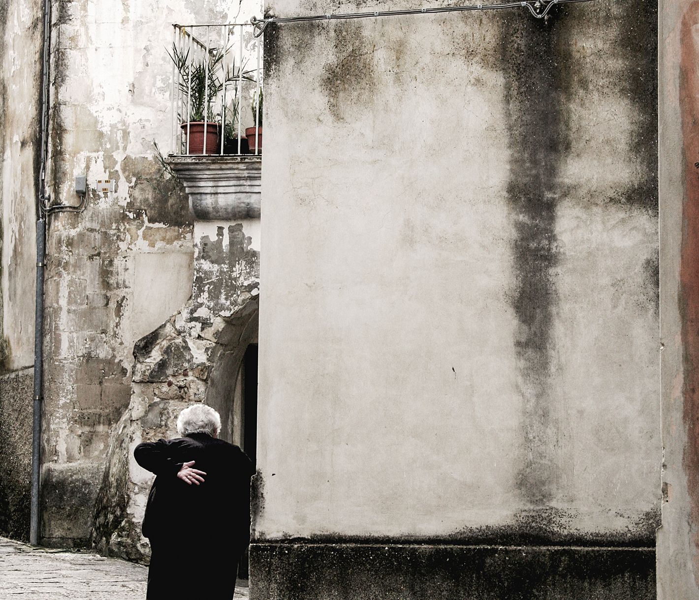 La Nonna in den Gassen einer sizilianischen Kleinstadt