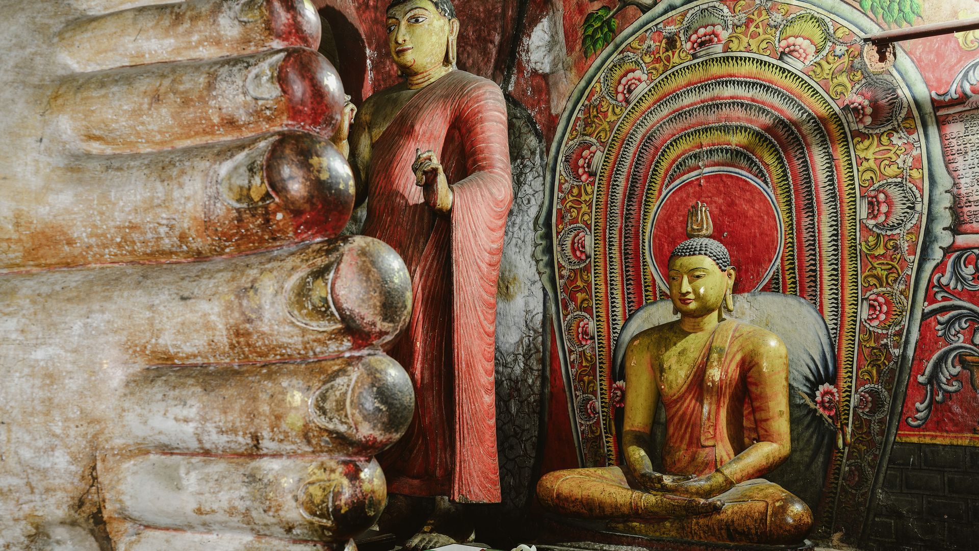 Buddha-Statuen in Höhlentempel von Dambulla