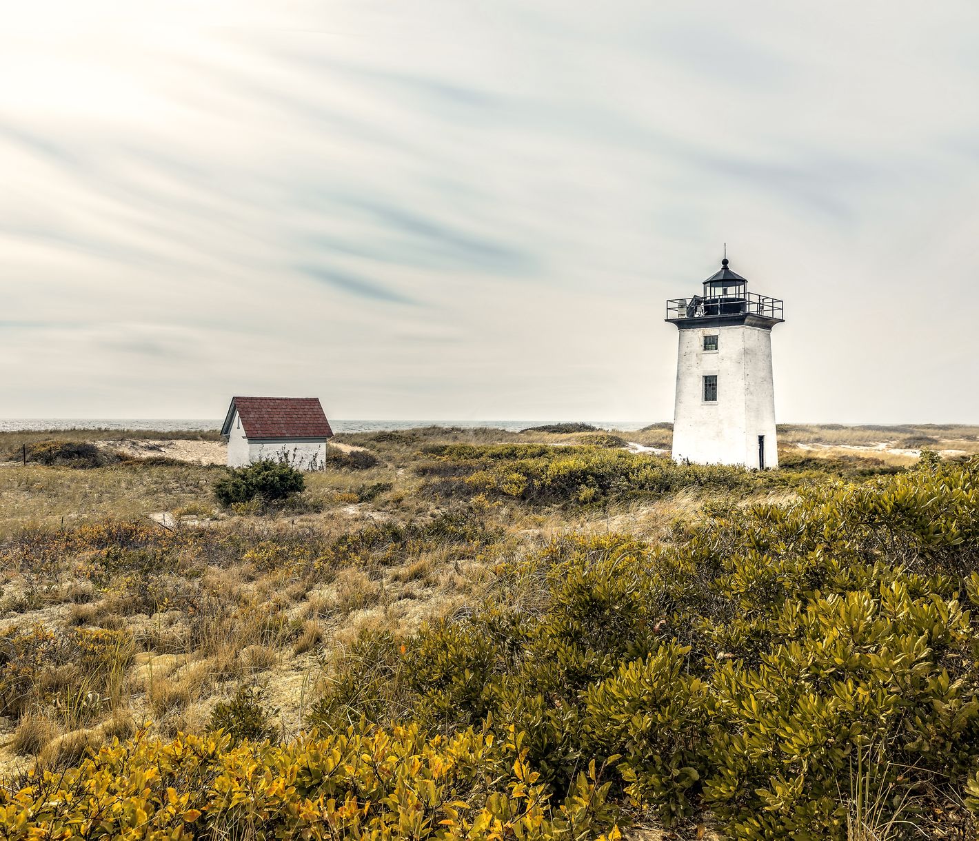 Cape Cod ist eine malerische Halbinsel im Osten von Massachusetts, bekannt für ihre langen Sandstrände, charmanten Küstenstädte und historischen Leuchttürme.