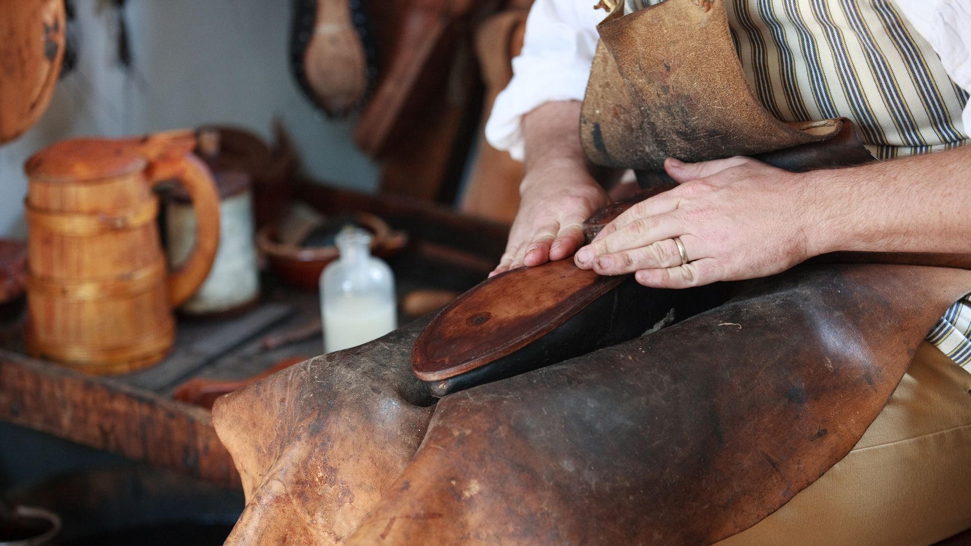 Ein Schuhmacher in Colonial Williamsburg