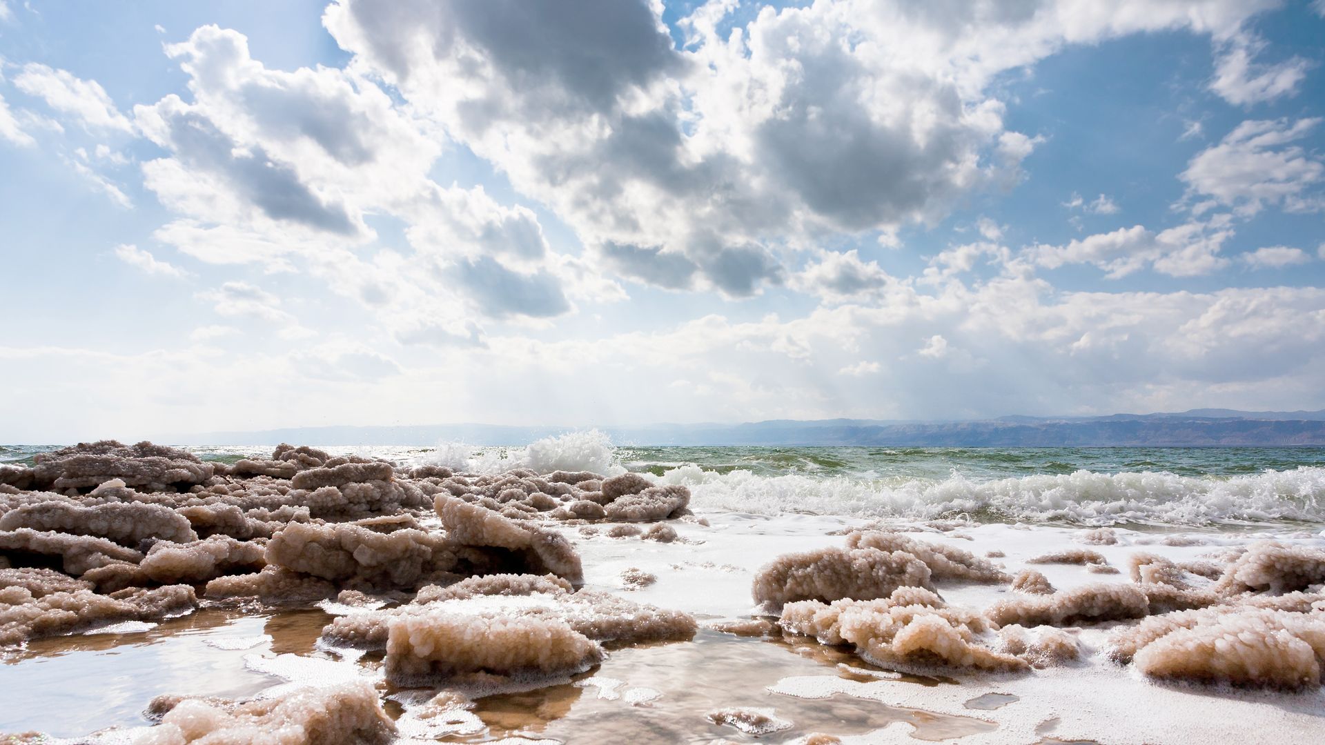 Kristallisiertes Salz am Ufer des Toten Meeres