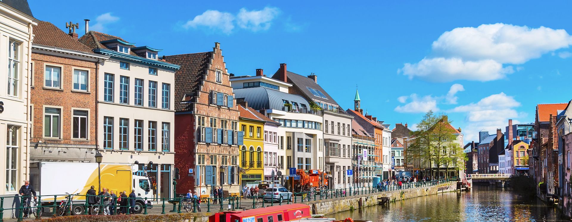 Traditionelle Häuser entlang des Kanals des Flusses Leie