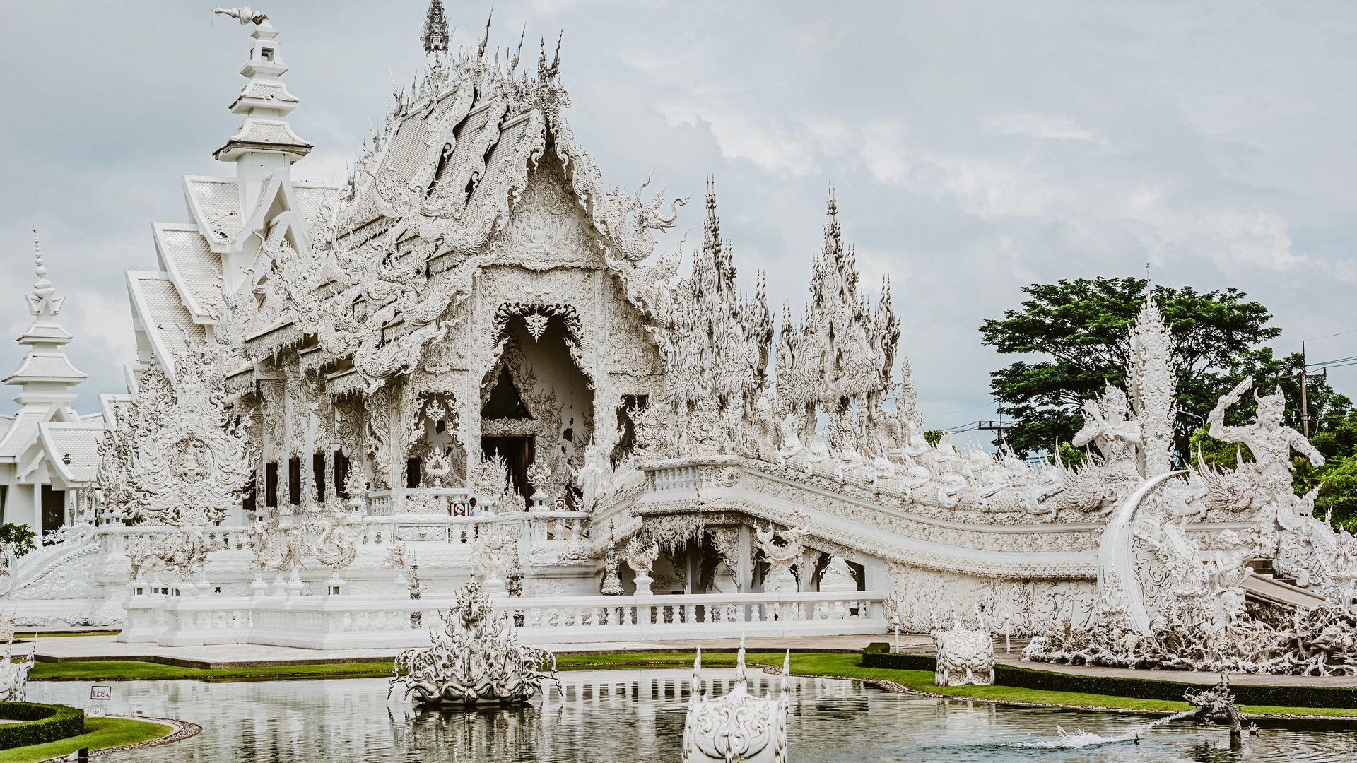 Le Wat Rong Khun, entièrement blanc, est l’un des temples les plus spéciaux de toute la Thaïlande.