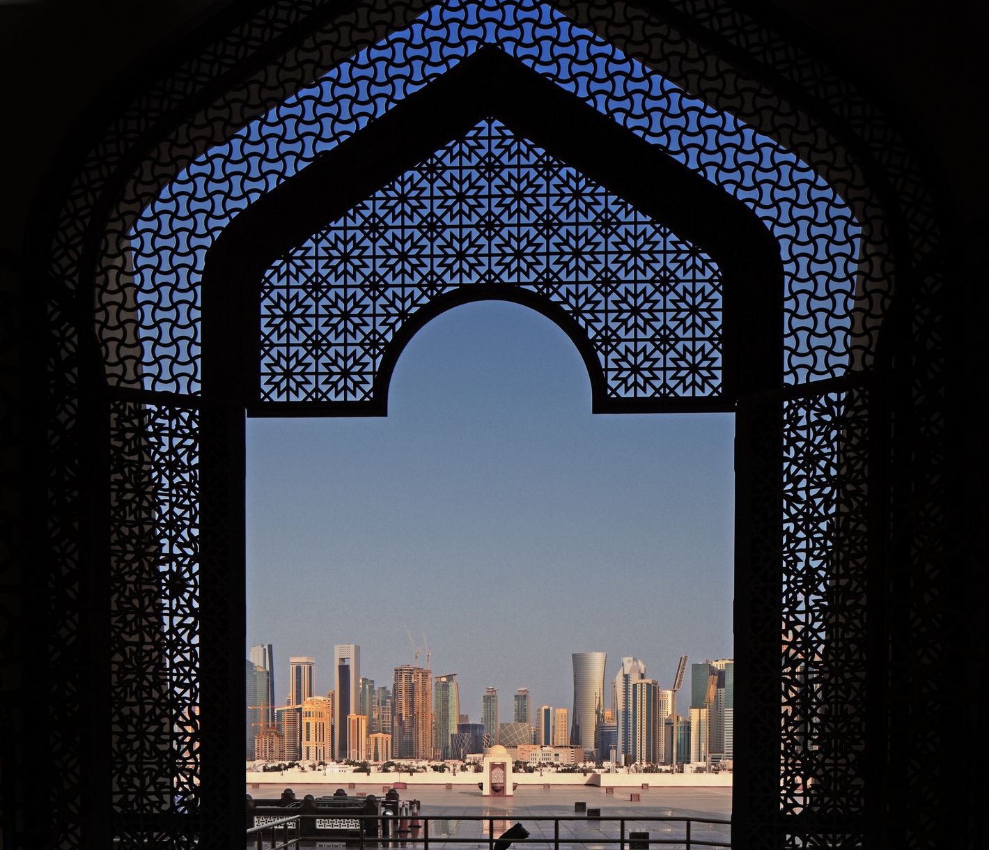 Aussicht auf die beeindruckende Skyline von West Bay aus der Grand Mosque