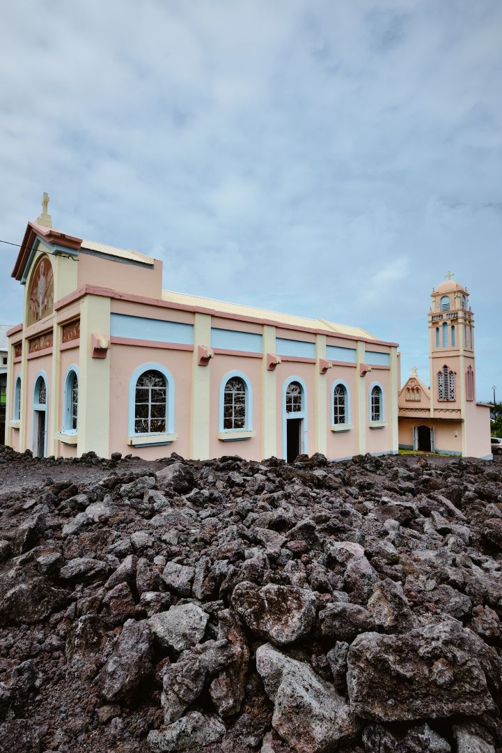 Die Kirche «Notre Dame des Laves» liegt am Fusse des Vulkans in Piton Sainte Rose.