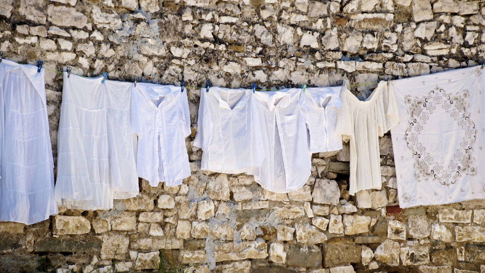 Linges fraîchement lavés dans une ruelle de Berat