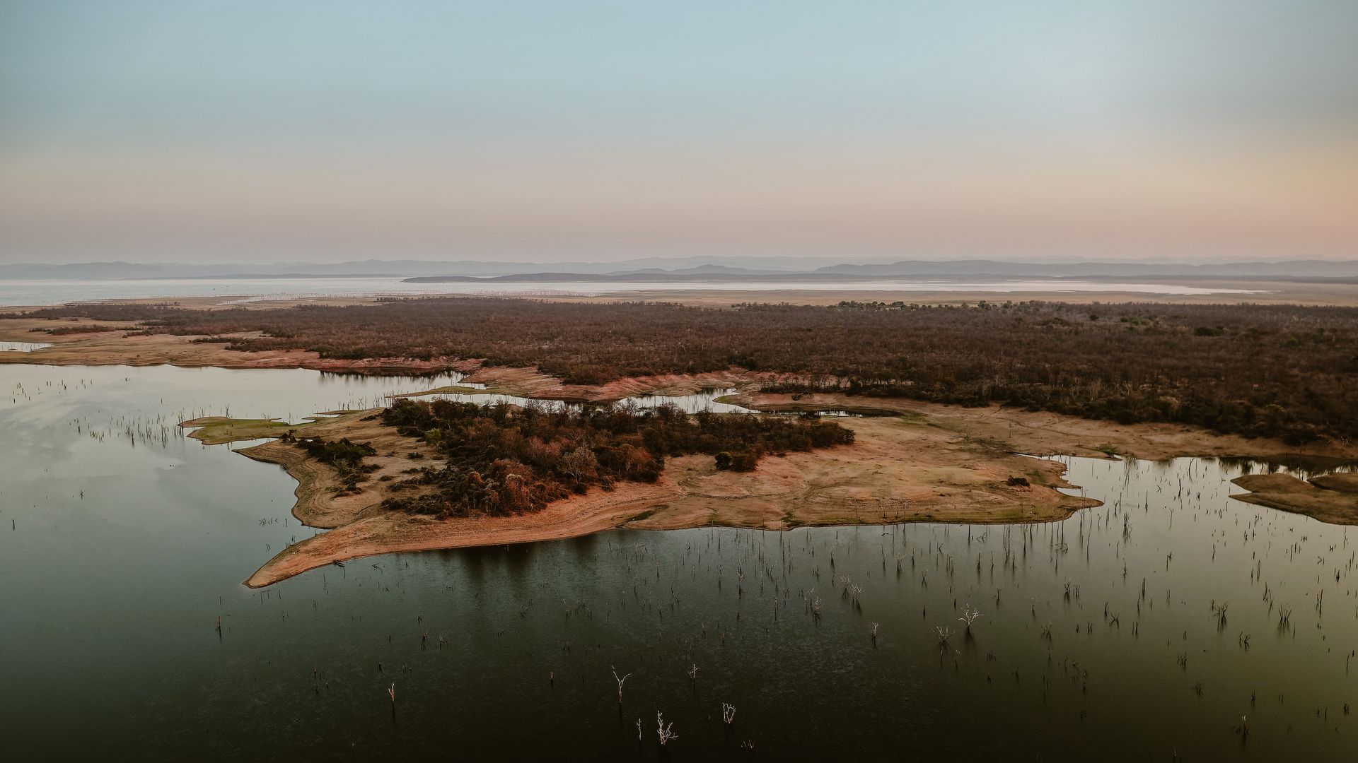 La sérénité du lac Kariba aux confins du Zimbabwe