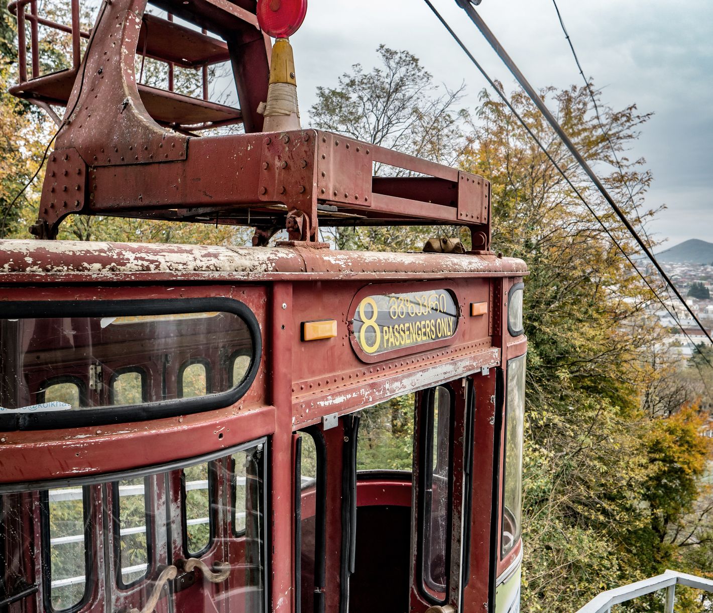 Seilbahn in Kutaisi – Nostalgie über den Dächern der Stadt
