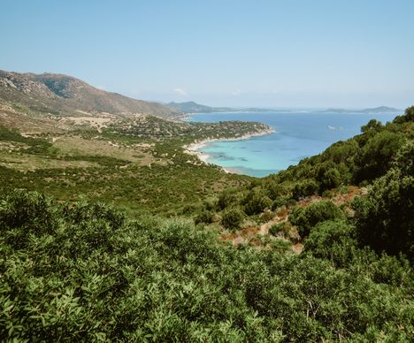 Atemberaubendes grünes Hinterland bei der Costa Rei