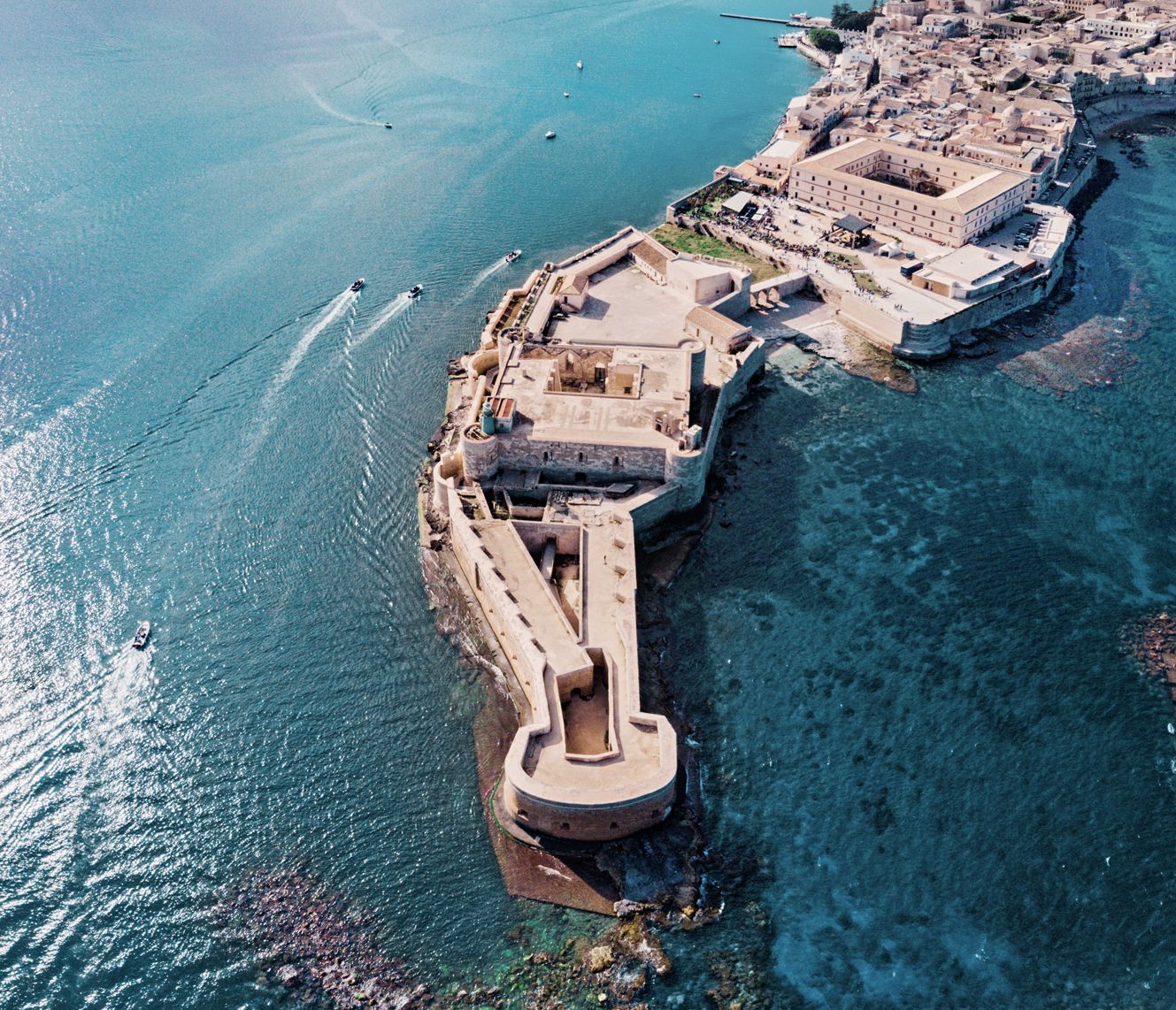 Syrakus und das Castello Maniace an der Küste des Ionischen Meeres